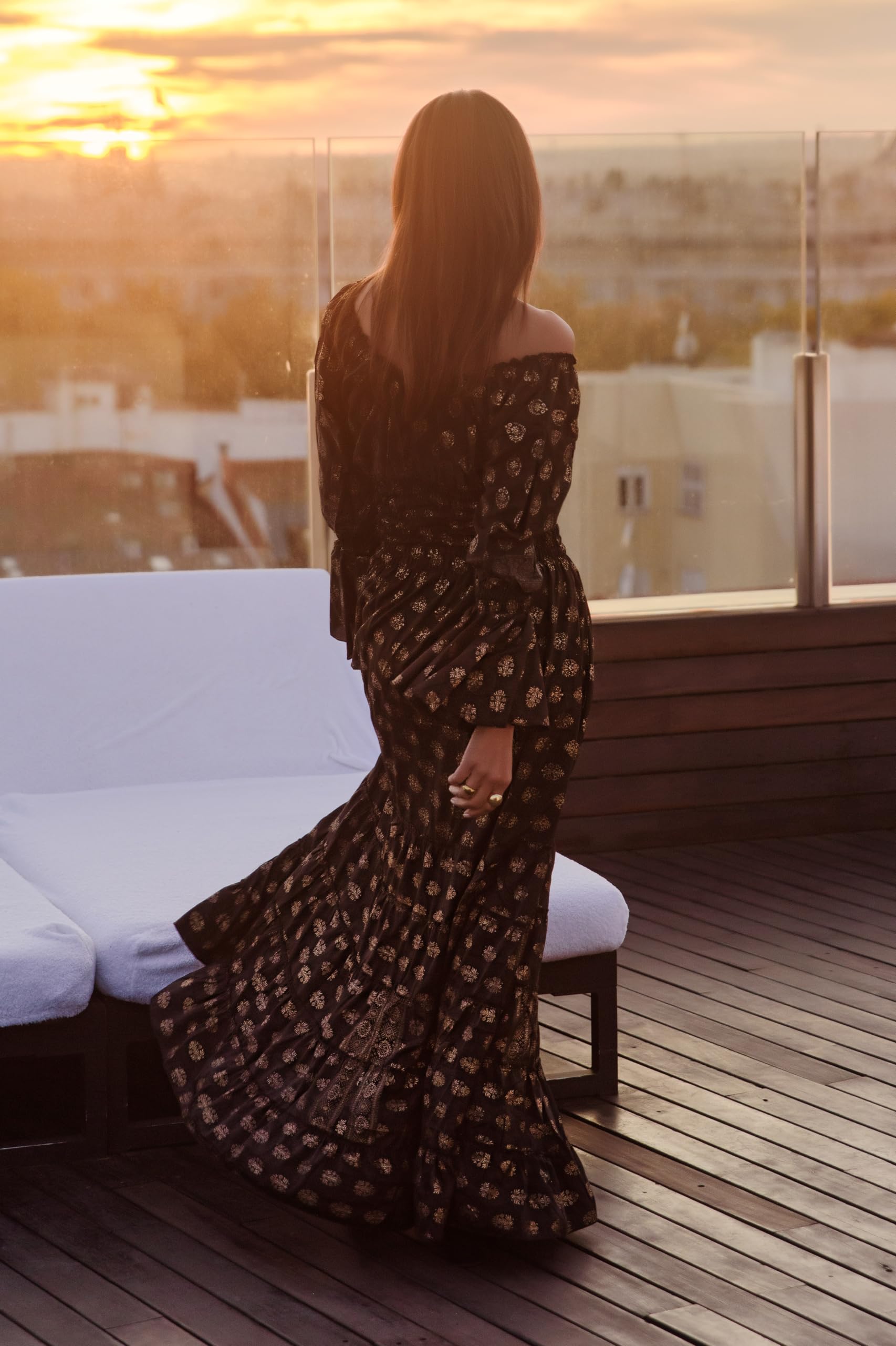 Vestido Boho Chic Sadagold Negro Estampado Dorado, Largo, Mangas largas, Seda, Escote en V