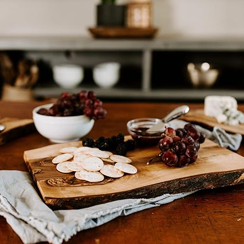 Miniatura 4 de Tramanto Farmhouse - Tabla de madera para servir con corteza, plato de madera de olivo rústica de 15 x 10 pulgadas
