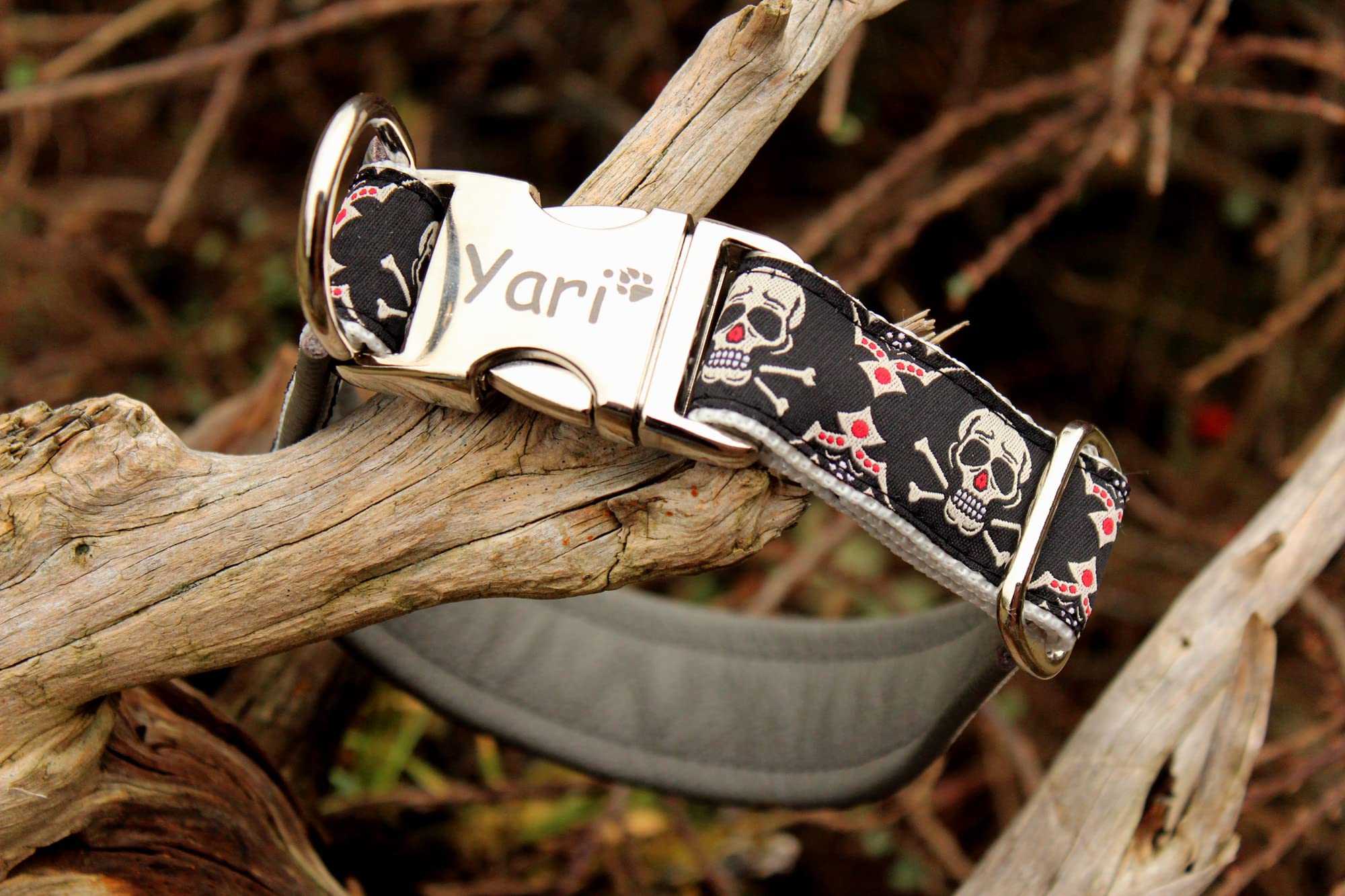 Hundehalsband Leder Totenköpfe Tribal Klickverschluss Alu mit Gravur Name Halsband