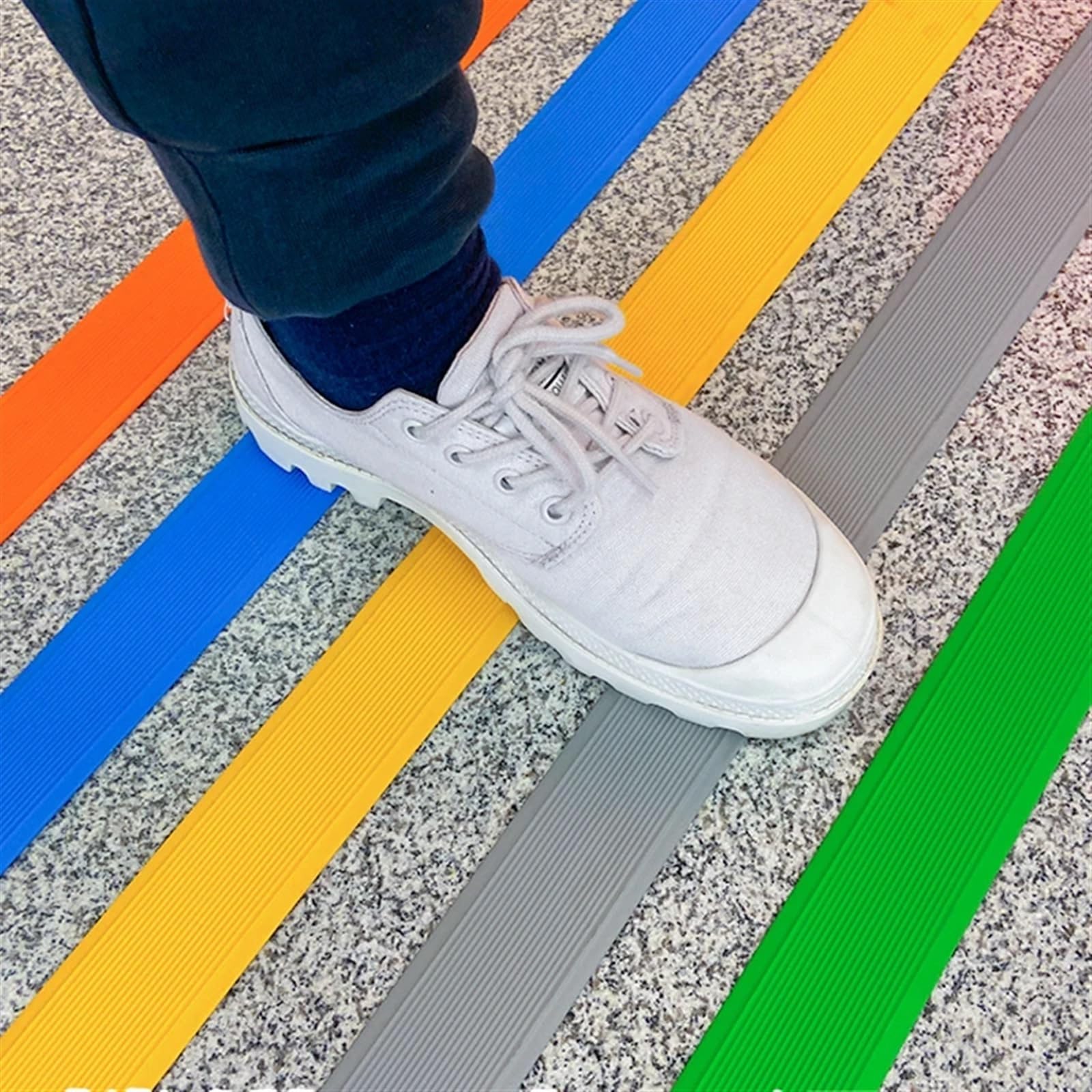 Tira antideslizante para peldaños de escalera con parte trasera autoadhesiva, impermeable, color amarillo, para protección del suelo de alfombras, borde de 500 cm de largo para suelos de baño y