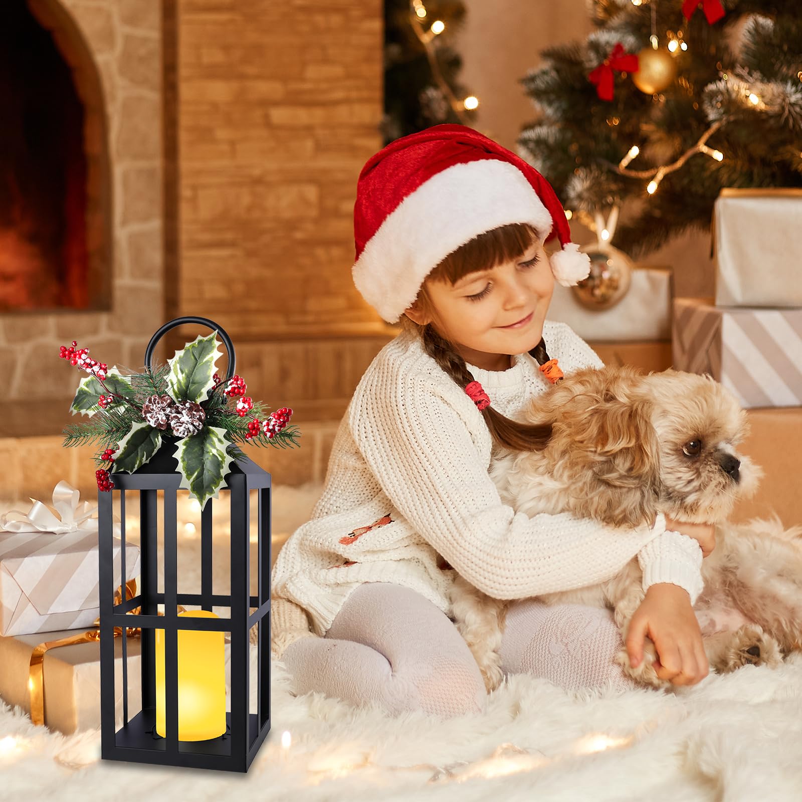 Paquete de 2 faroles de Navidad con vela LED sin llama, piñas y bayas de acebo, decoración de mesa o porche, iluminación navideña que funciona con pilas