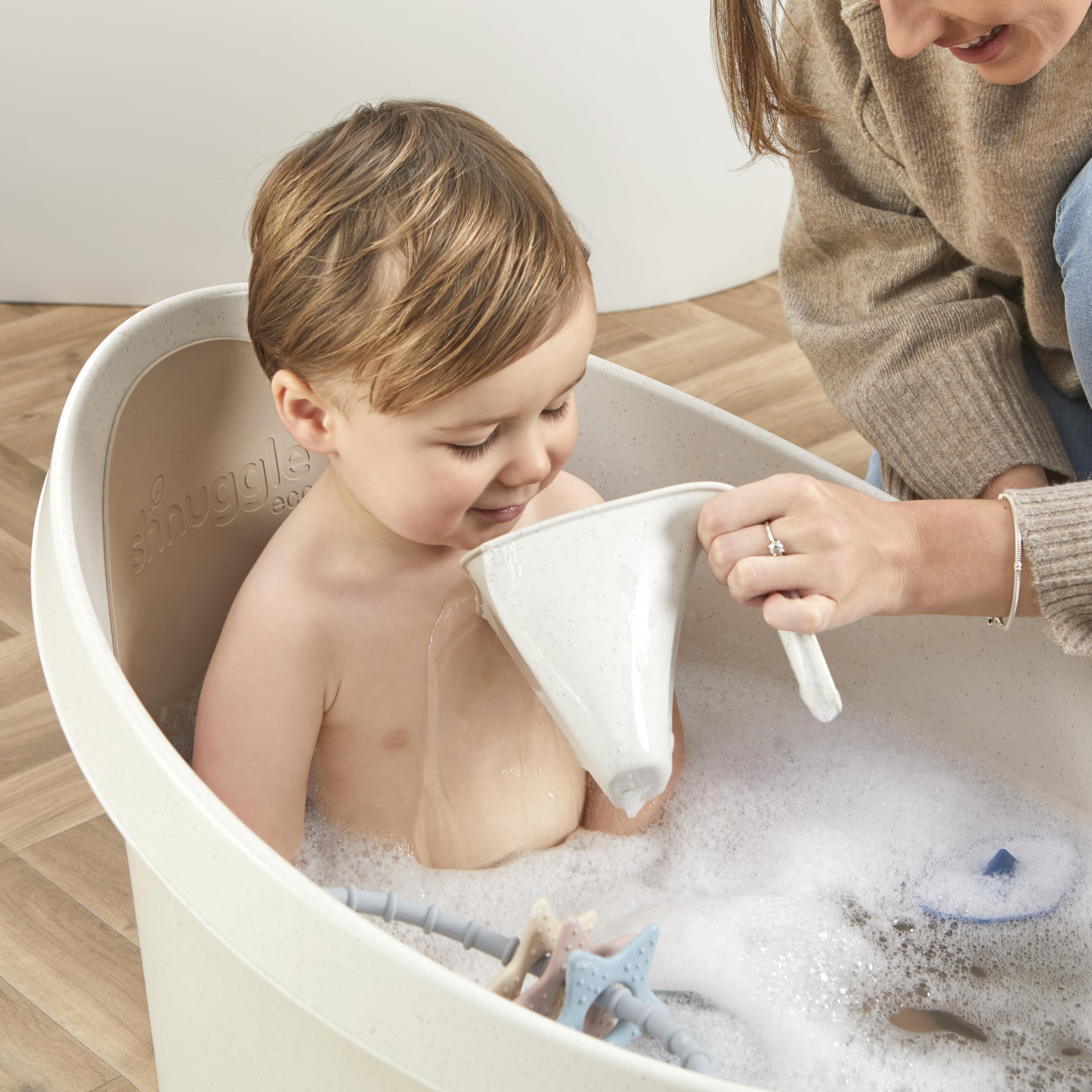 Shnuggle Eco Bath Rinse Cup | 98% recycelter Kunststoff | Baby Bad & Neugeborene Essentials | No Tears Shampoo Rinser Jug & Hair Wash Cup | Baby Shampoo & Kleinkind Badezeit Must Have