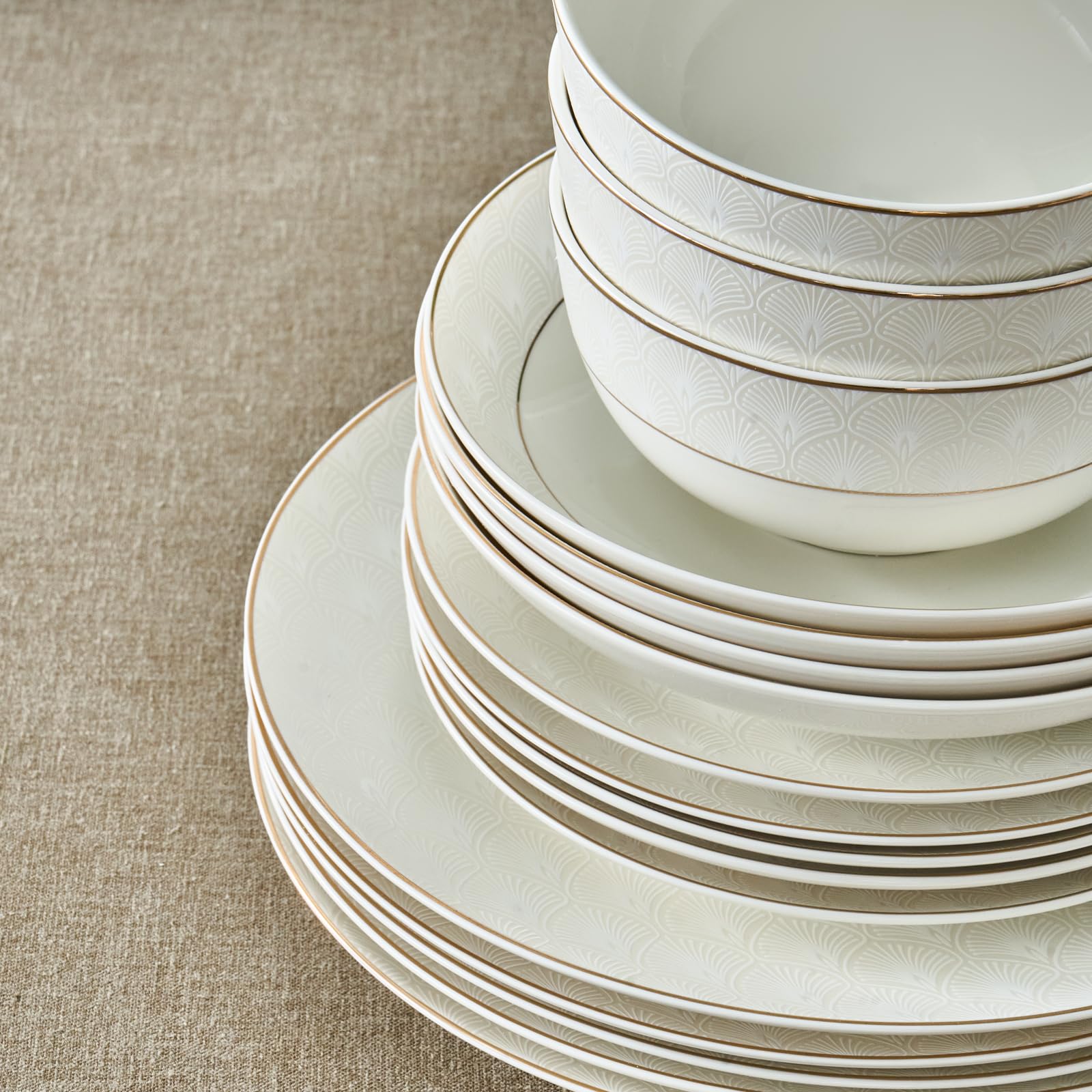 Karaca Set di stoviglie da cucina moderno per 12 persone, in porcellana Bone China, lavabili in lavastoviglie, durevoli ed eleganti, finiture dorate, 53 pezzi