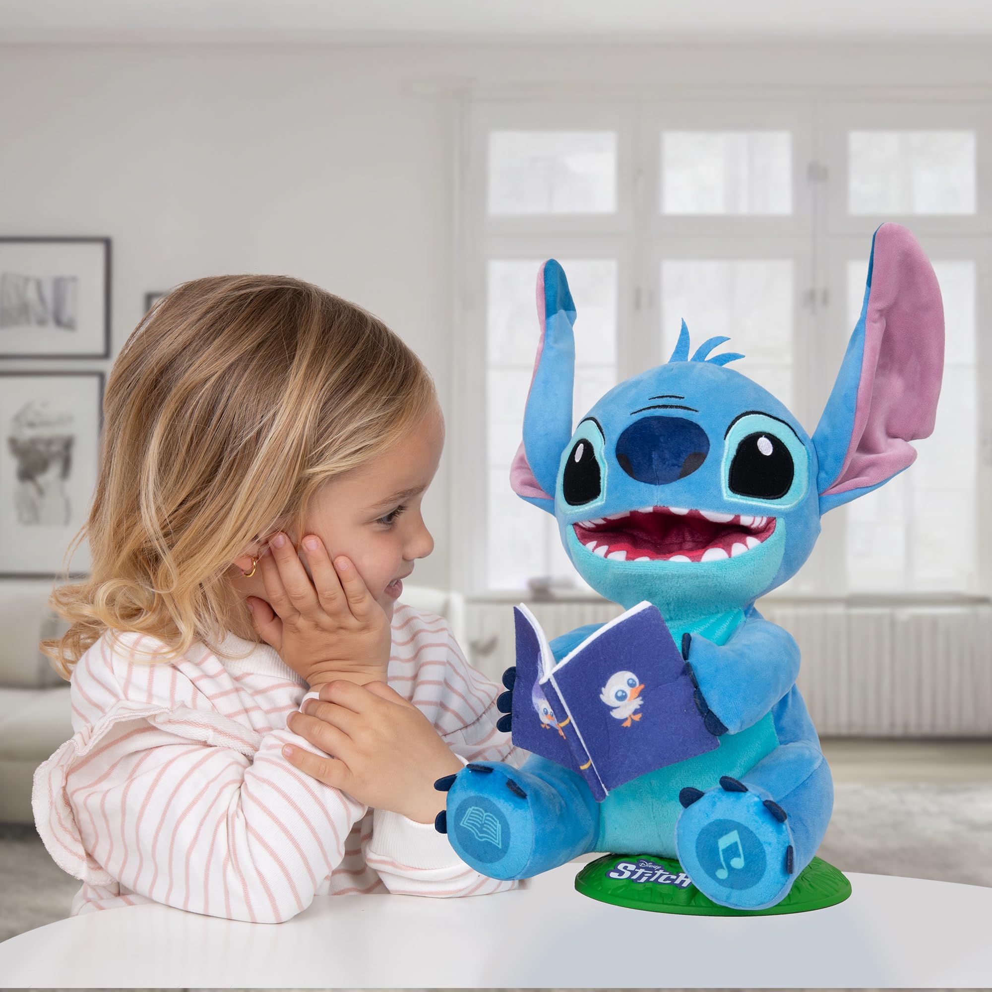 IMC Toys Lilo & Stitch Storyteller, Cuenta Cuentos en Español, Francés e Italiano, Canta y Explica Historias, Juguete electrónico, Regalo para Niños y Niñas a Partir de 3 Años