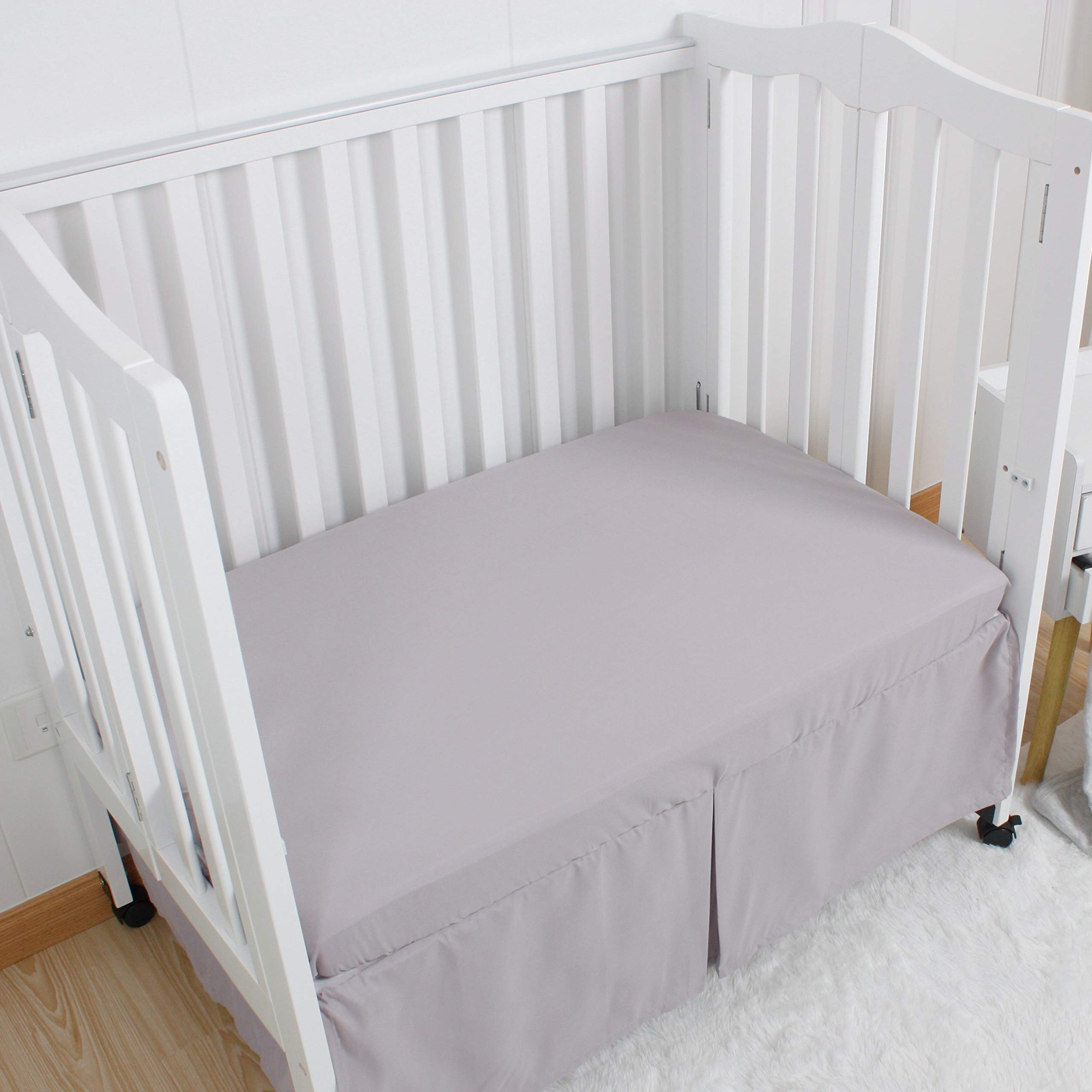 CaSaJa - Juego de sábanas de microfibra para cuna (3 unidades, incluye una superficie cómoda para bebes, suave y sedosa, para juegos de juegos de 61 x 96,5 cm), color verde claro + gris claro + blanco