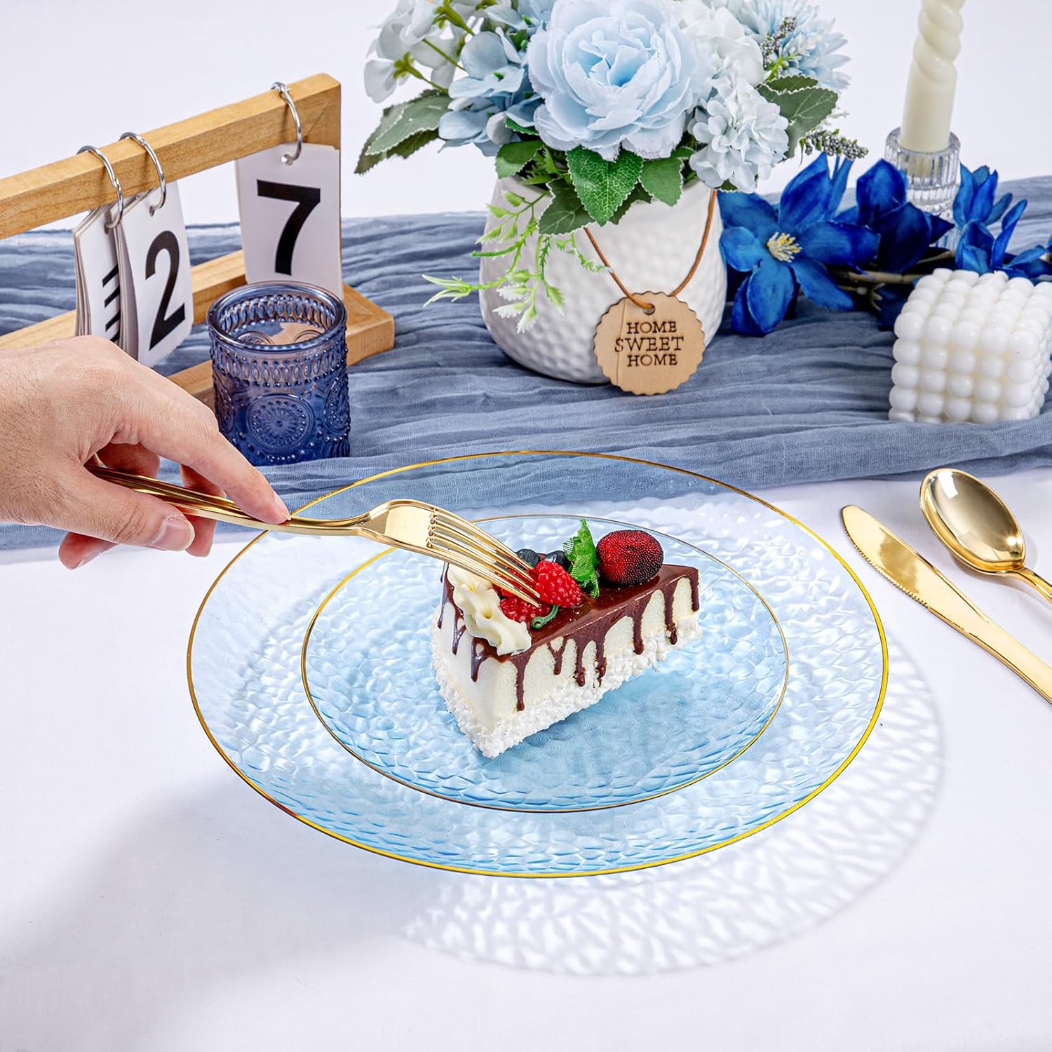 DaYammi 100PCS Blue and Gold Plastic Plates - 10 inch Clear Blue Gold Dinner Plates - Hammer Pattern Design - Fancy Disposable Plates - Heavy-Duty Party Plate for All Occasions - Image 7