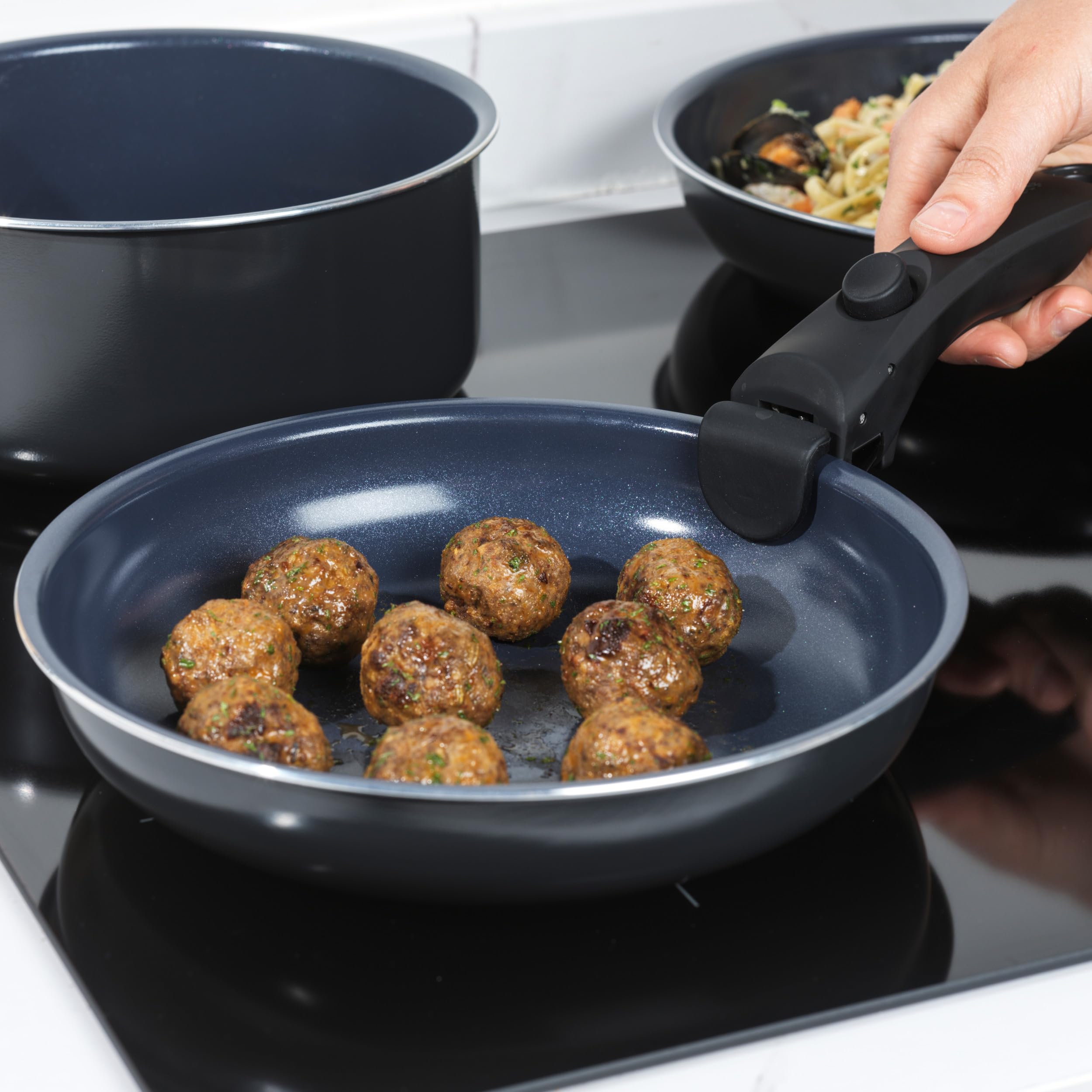 Russell Hobbs RH03319EU7 Smart Clip - Set di 5 padelle e padelle antiaderenti in ceramica con manico staccabile, design impilabile, senza PFA, adatta al forno a induzione, blu marino