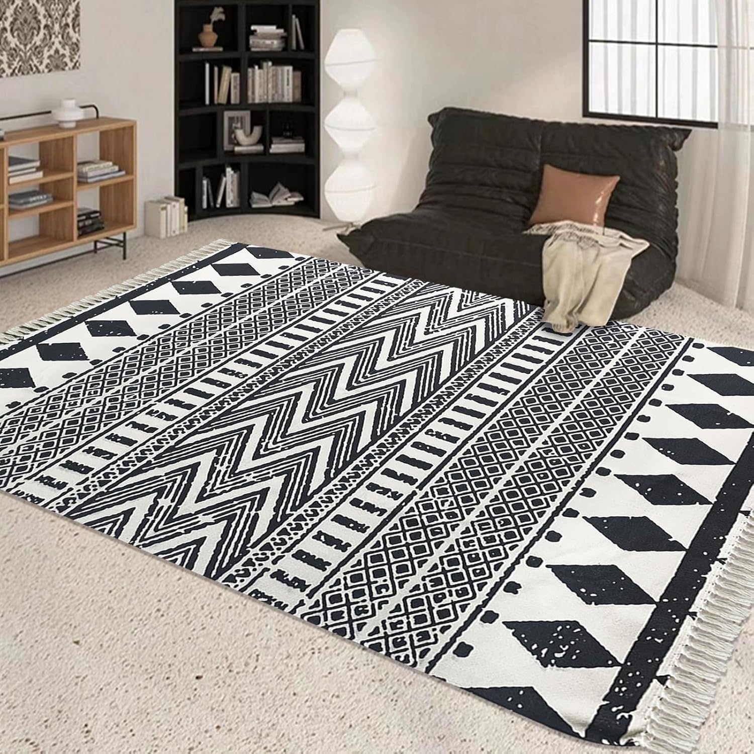 USTIDE Grand tapis bohème en coton tissé à la main avec pompons - Motif géométrique tribal - Pour salon, chambre à coucher, buanderie, cour - Noir et crème - 160 x 230 cm