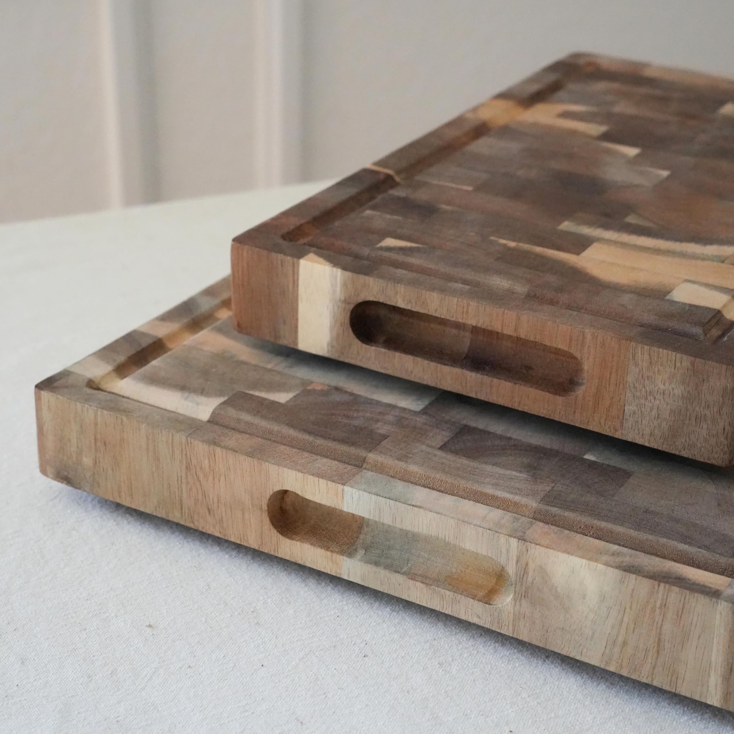 Zoha Schneidebrett Akazienholz 2er Set (30x19 cm + 40x19 cm) – Klingenschonend & handgefertigt massiv mit Griffmulden – beidseitig nutzbar, Servierbrett Küche