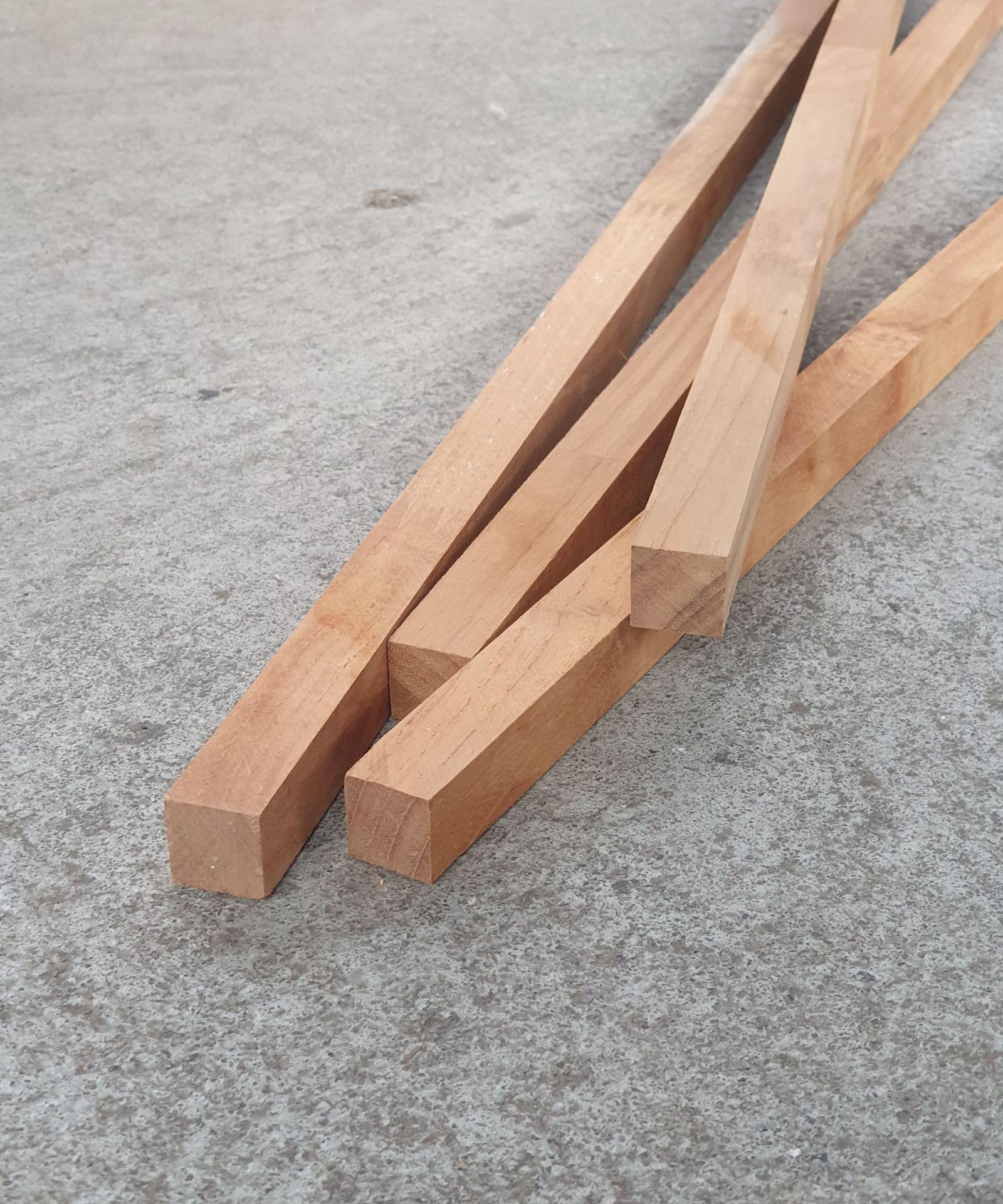 Asta in teak, zincata a cuneo, FSC 100% larghezza 40 mm, spessore 40 mm, lunghezza 10 cm (lunghezza 60 cm)