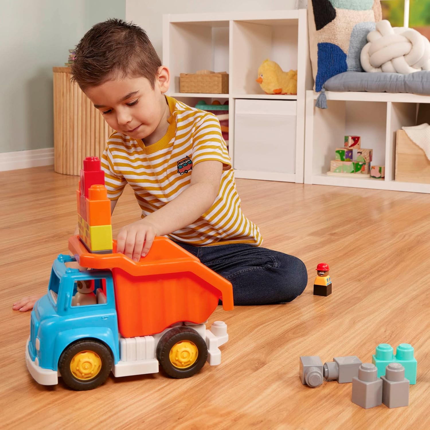 Battat – Locbloc – Toy Dump Truck – 17 Pieces Construction Set – Working Bucket – Building Blocks & Characters – 12+ Months