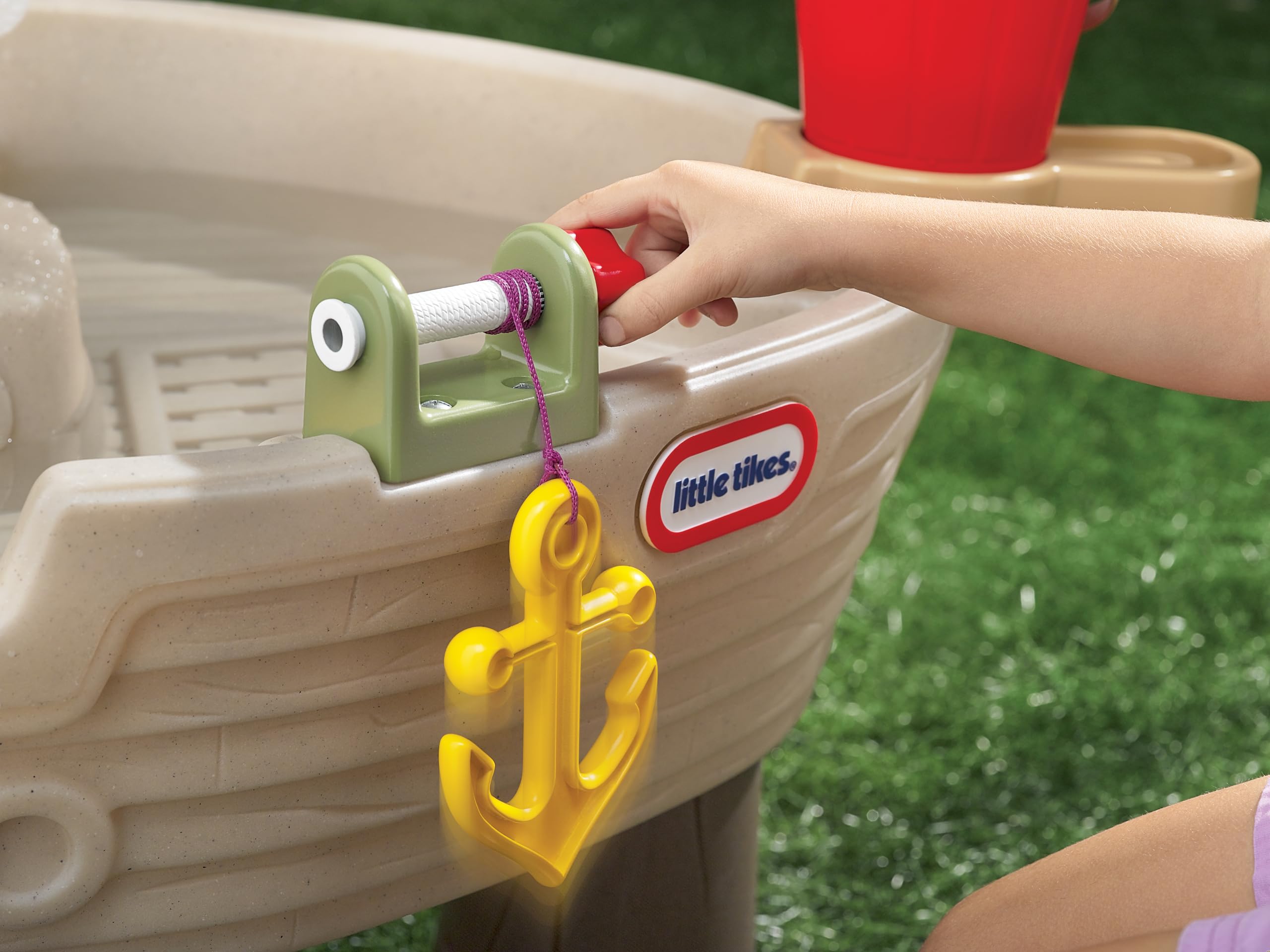 Little Tikes Anchors Away Pirate Ship - Mesa de Juego Acuática con Cañón, Spinner y Diversión con Salpicaduras, Fomenta el Juego Creativo, para Niños Entre 3 y 10 Años