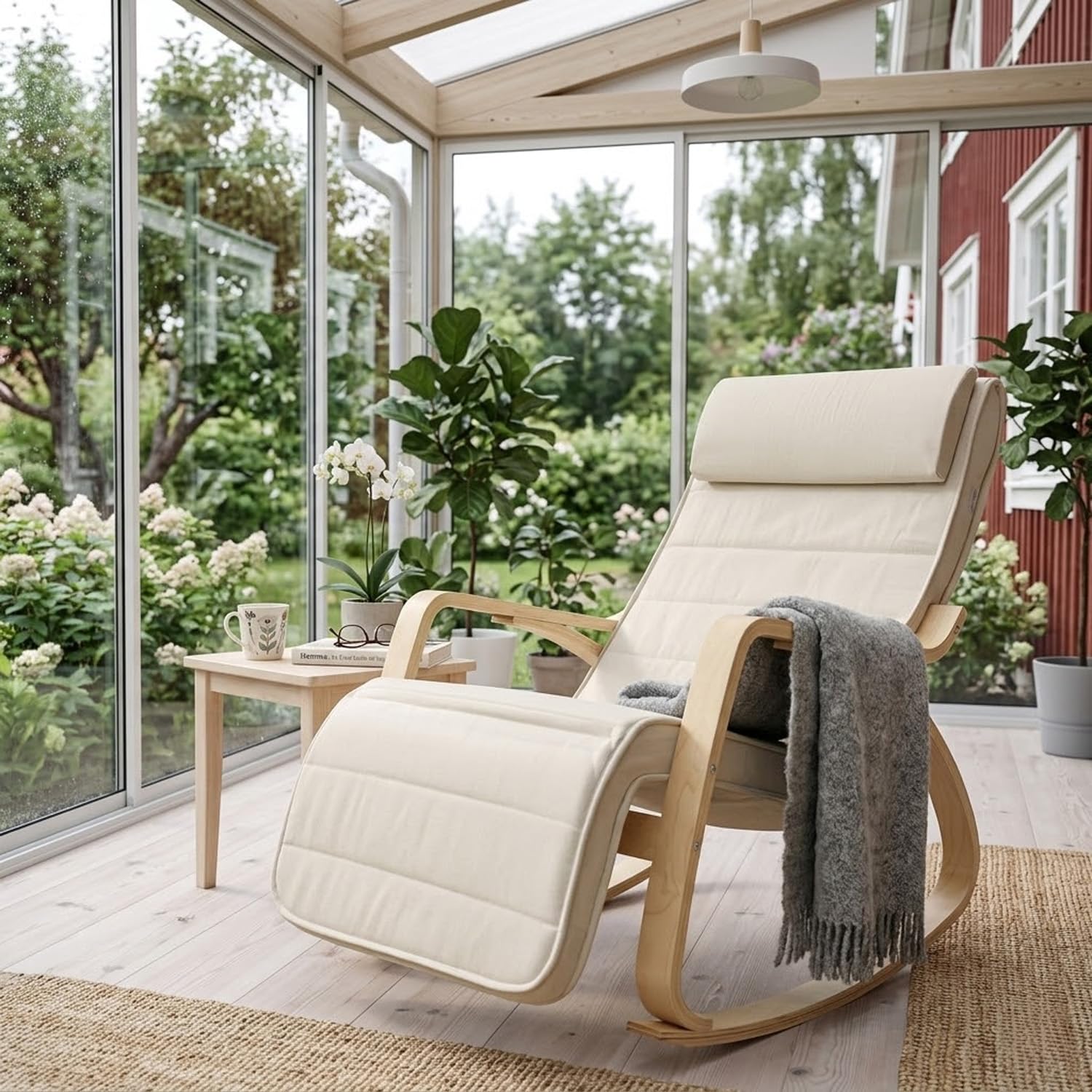 Poltrona A Dondolo Reclinabile In Legno E Metallo Con Poggiapiedi Regolabile 5 Posizioni Seduta Imbottita Sfoderabile Per Balcone Giardino Interno Esterno 121.5 x 55 x 84 Cm Beige