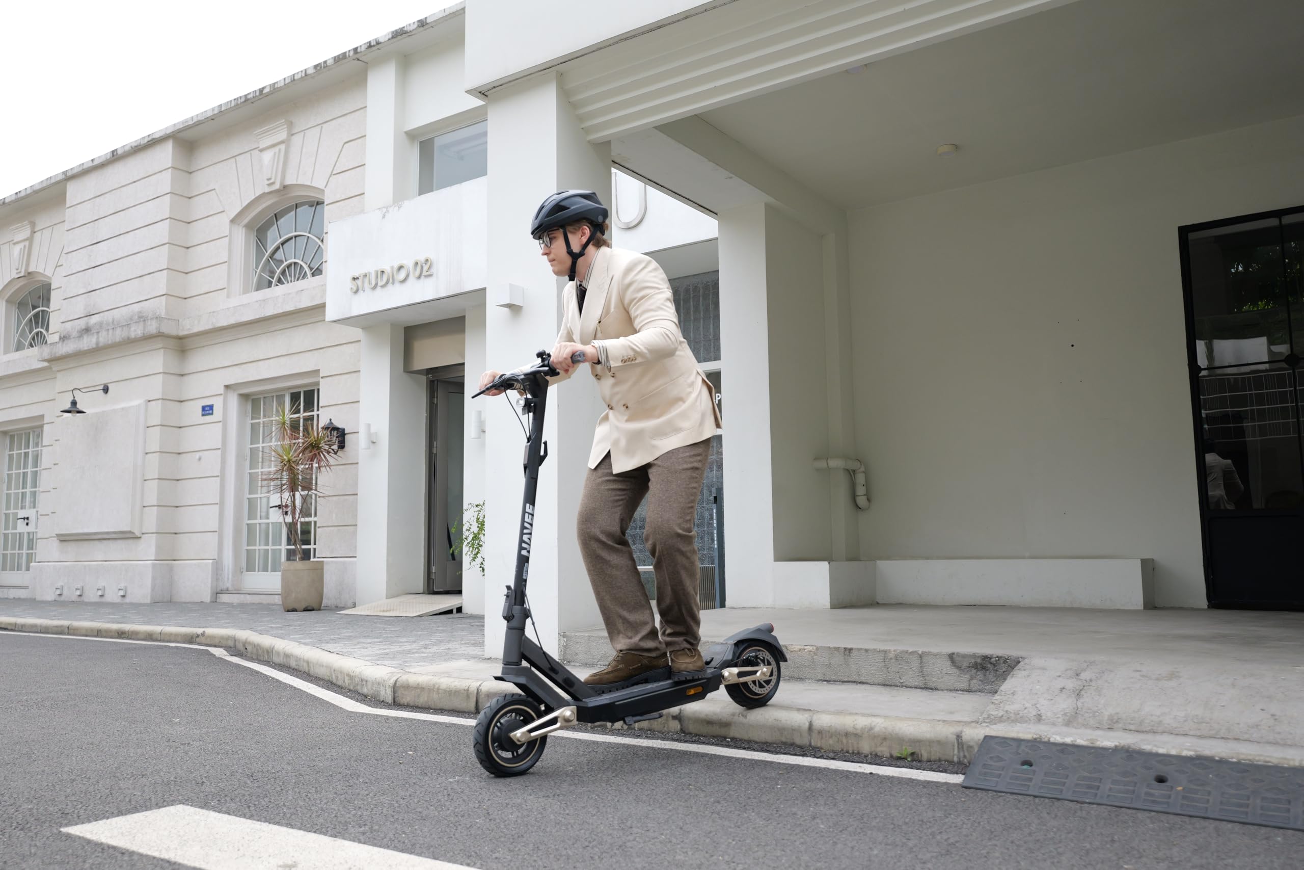 NAVEE ST3 et ST5 Trottinette Electrique Adulte 60-90km Autonomie 25km/h, Moteur 1000-1650W, Suspension Avant et Arrière, Pneus 10″ sans Chambre, Antivol Connectivité Bluetooth, TCS, avec APP