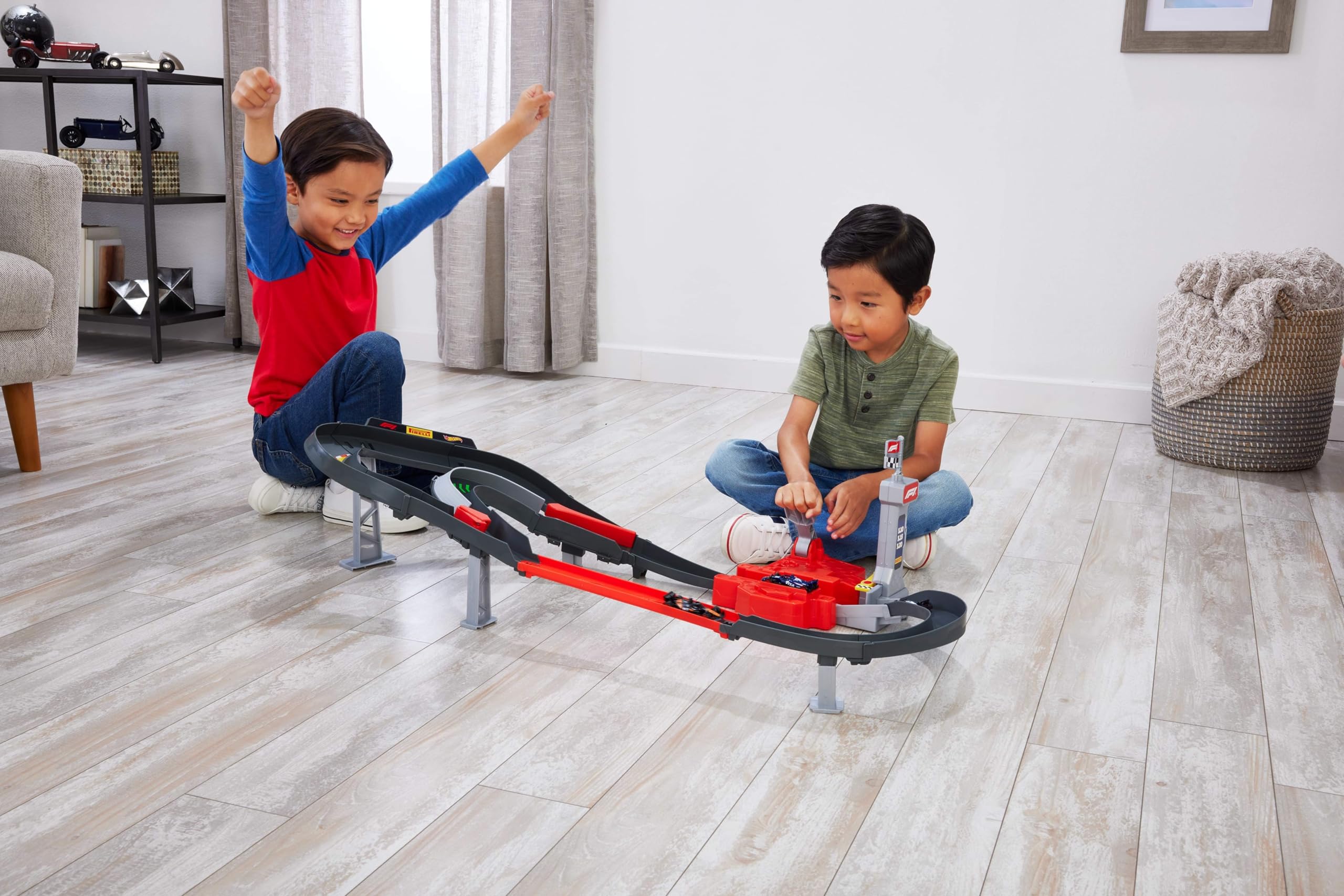 Hot Wheels Racing - Circuito Sprint Formula 1, set pista a due modalità di gioco e con 3 veicoli F1 inclusi, McLaren F1 Team, Alpine e VCARB, giocattolo per bambini, 4+ anni, JDY15