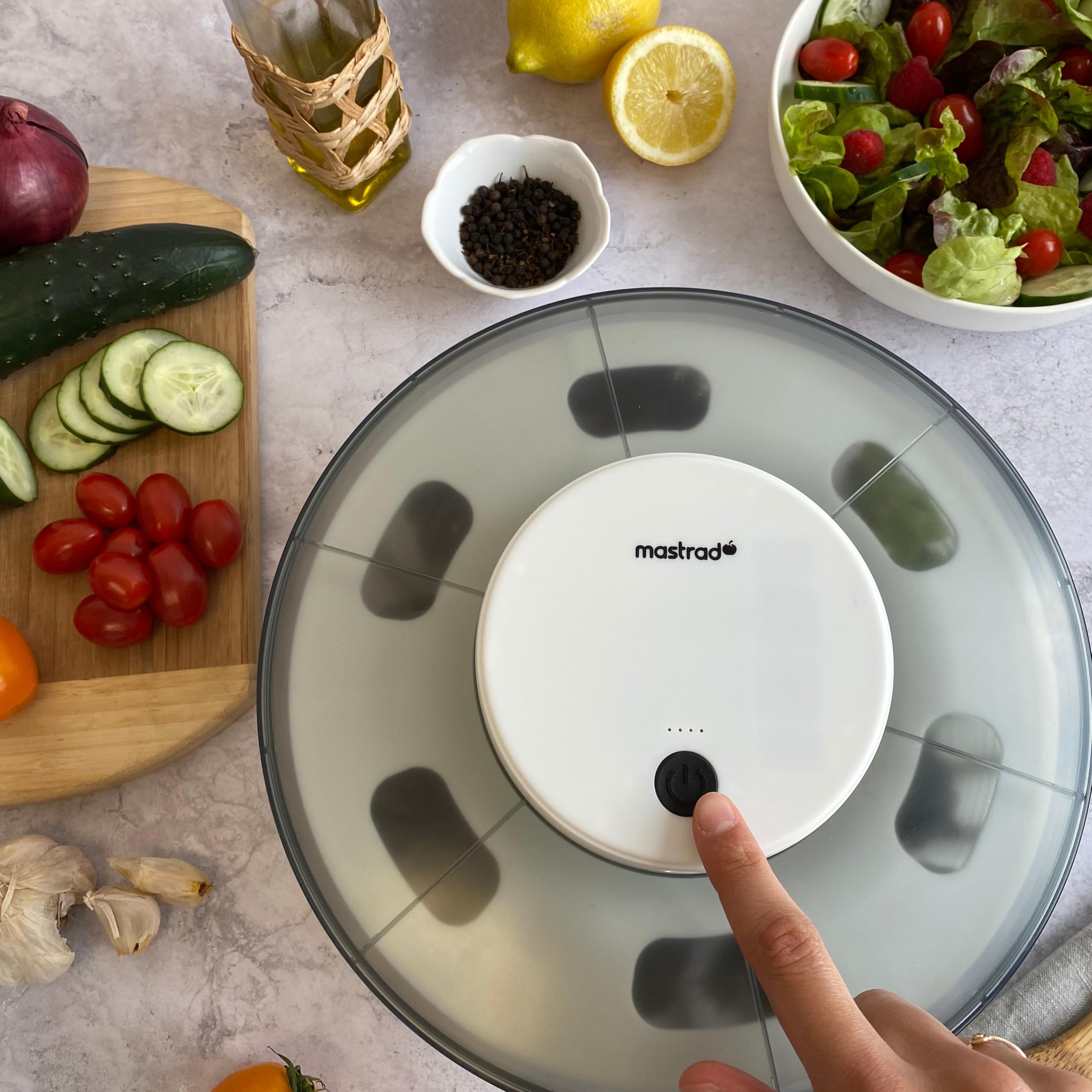 MASTRAD - Essoreuse Salade Électrique - 4L - Diamètre 20cm - Batterie Rechargeable par USB-C : Deux Heures de Chargement pour 100 utilisations, Base Antidérapante en Silicone pour Fruits, Légumes MASTRAD - Essoreuse Salade Électrique - 4L - Diamètre 20cm - Batterie Rechargeable par USB-C : Deux Heures de Chargement pour 100 utilisations, Base Antidérapante en Silicone pour Fruits, Légumes