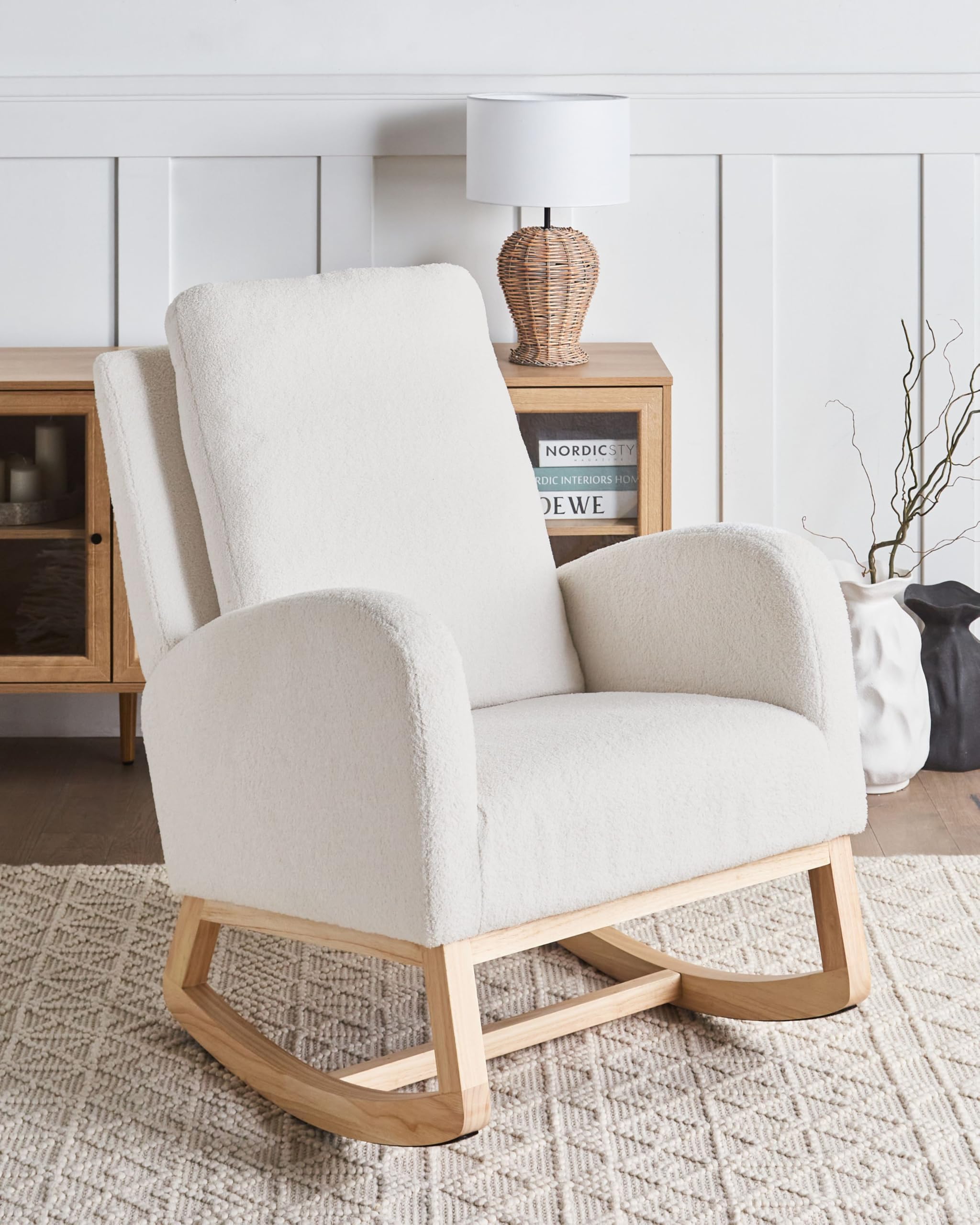 Beliani Silla Mecedora balancín tapizado de bouclé Patas de Madera de Caucho con reposabrazos Sala de Estar sillón de Lactancia Blanco Crema Alsta