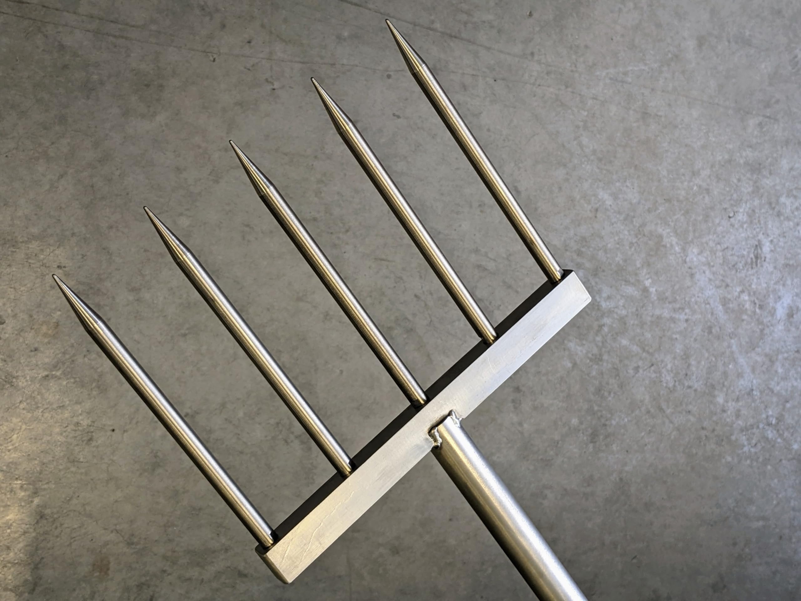 Rasenkralle Tiefenlocker Made in Germany – Manueller Rasenlüfter mit Vollspoons zur Bodenlockerung & Aerifizierung, Robustes Gartenwerkzeug gegen Bodenverdichtung für gesunden dichten Rasen