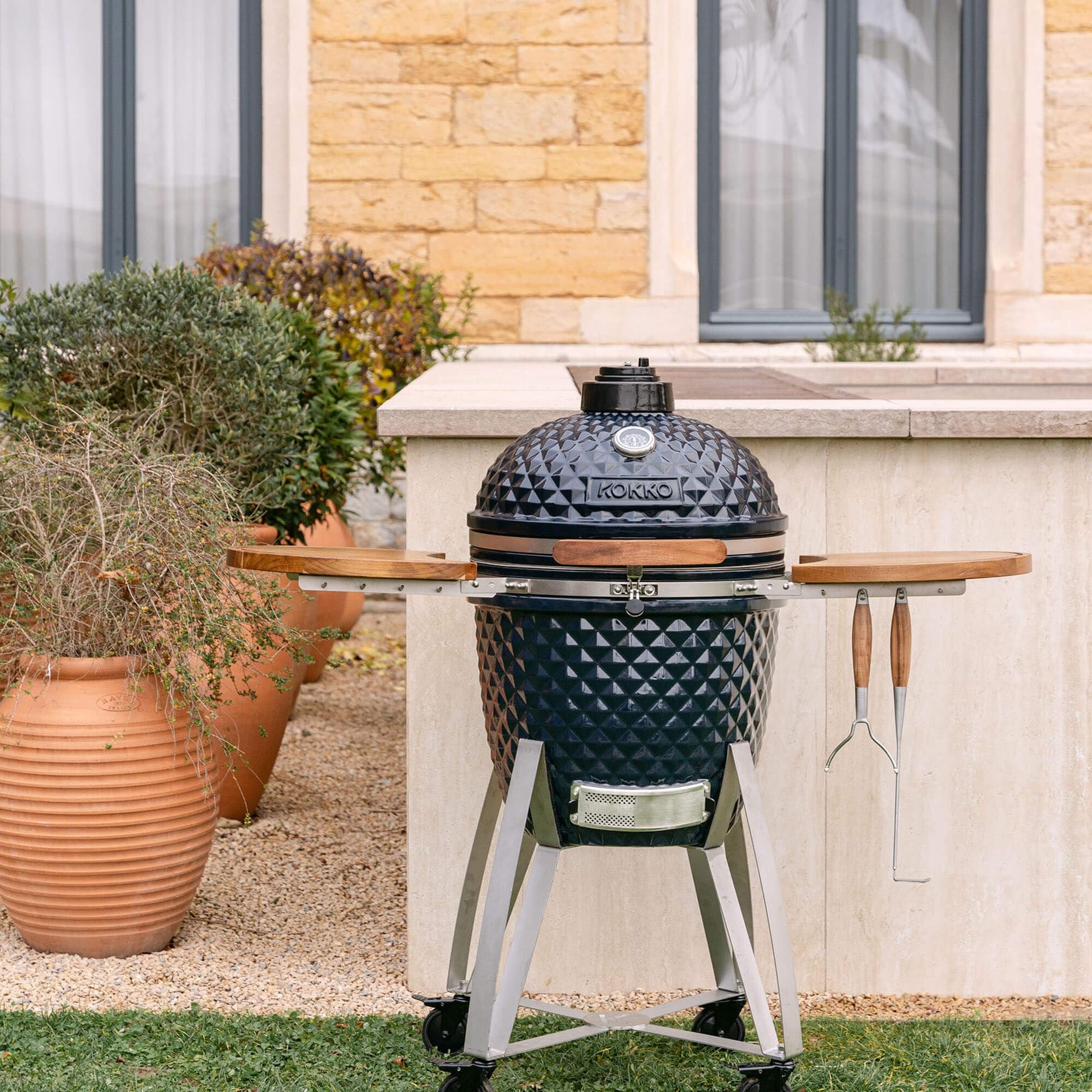 Kamado Kokko XL 22" - Nouvelle édition de la marque Kokko Barbecue grand format : modèle très complet (62 cm x 86 cm) Diamètre de la grille : 47 cm Bleu marine