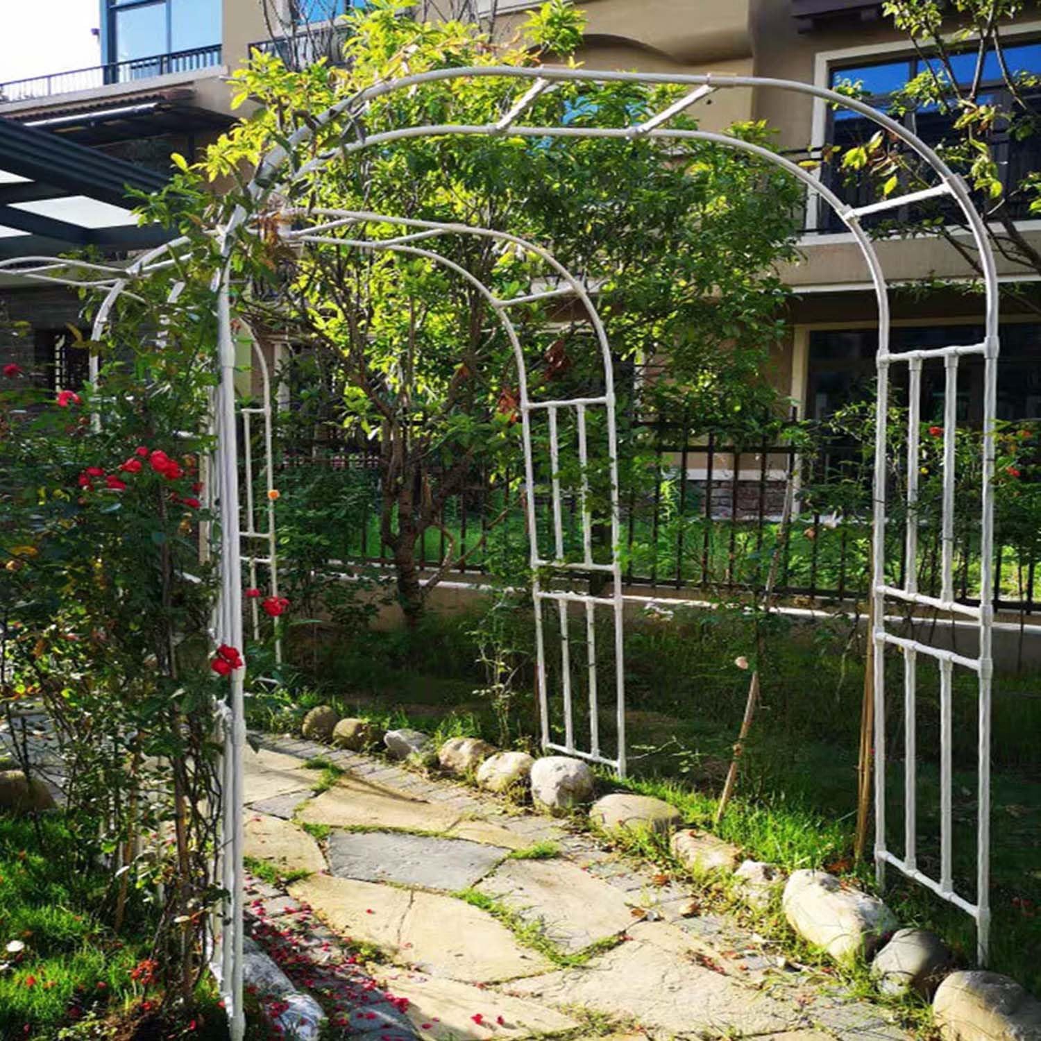 Arco de jardín resistente que evita la caída de rosales pesados en el césped