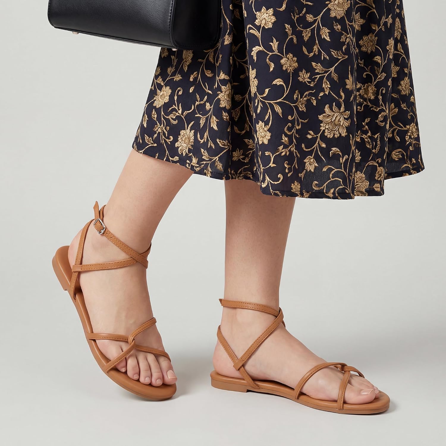 Trary Women's Flat Sandals, Strappy Cross Lace Up Ankle Strap Summer Dressy Beach Shoes, Lightweight Open Toe Gladiator Shoes Tie Up Sandals for Women