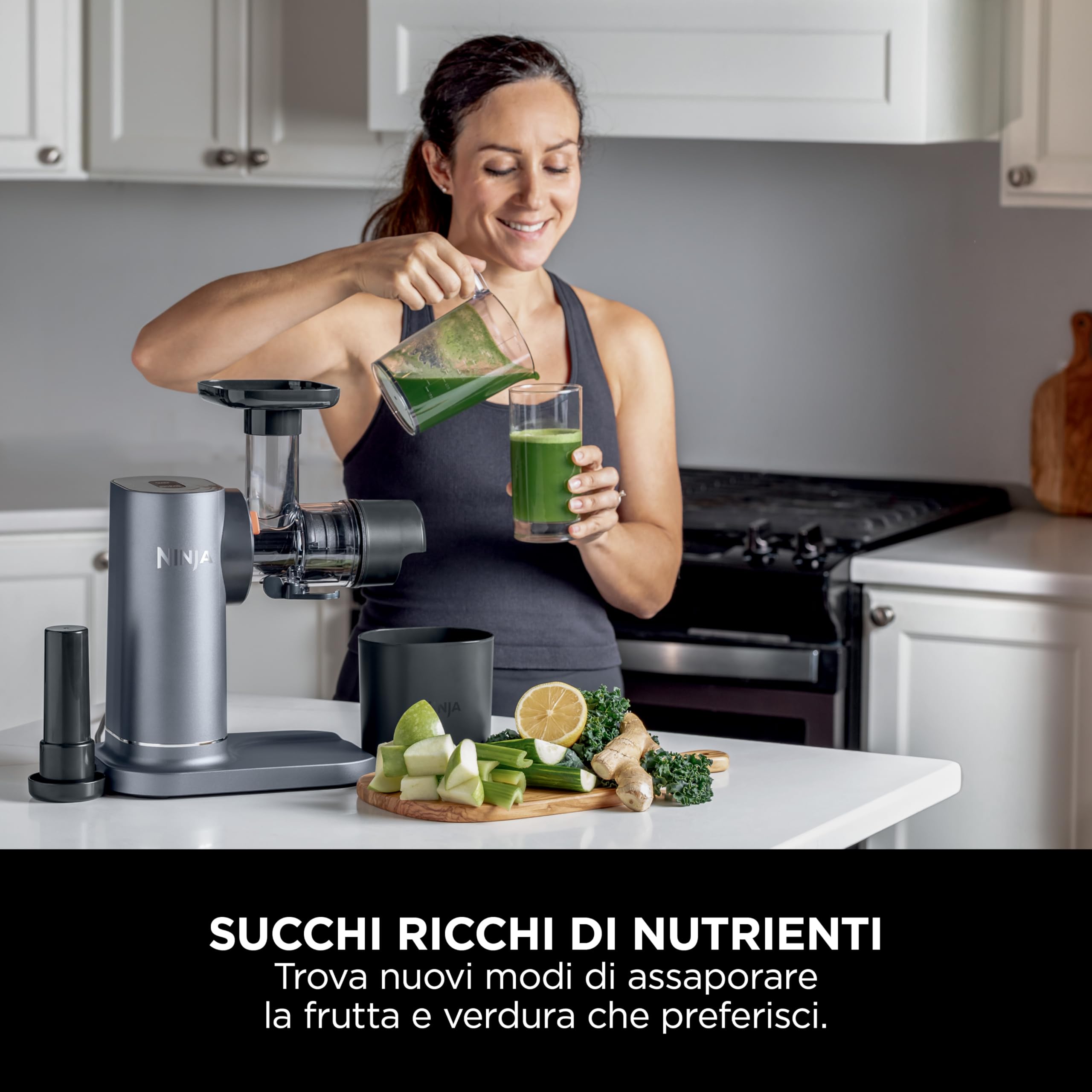 Ninja Cold Press Estrattore di Succo, Caraffa da 700ml, Contenitore Polpa 1,1 L, Prepara Succhi Freschi, Bevande e Shot Salutari, Compatto, Lavabile in Lavastoviglie, Parti Rimovibili, Grigio JC151EU
