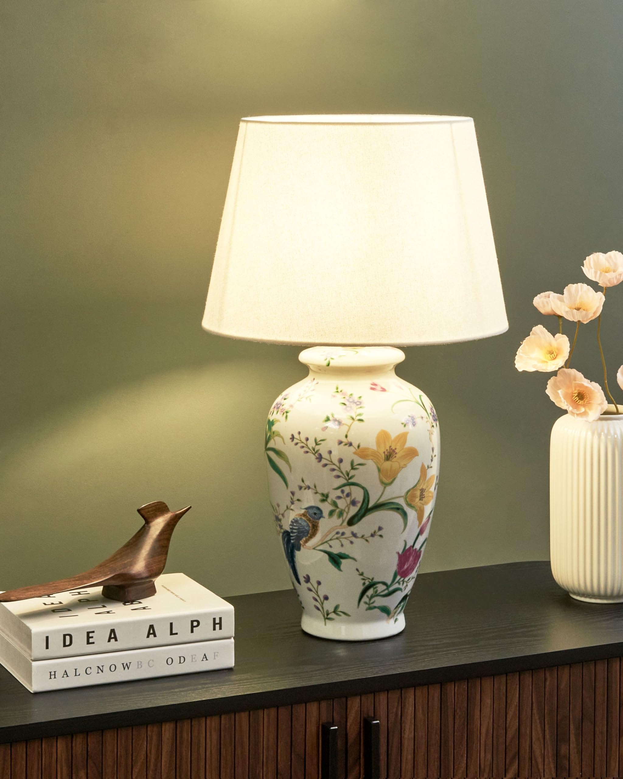 Beliani Stilvolle Tischlampe mit floralem Patten Porzellansockel Leinen-Trommelschirm Beleuchtung Weiß Acrosso