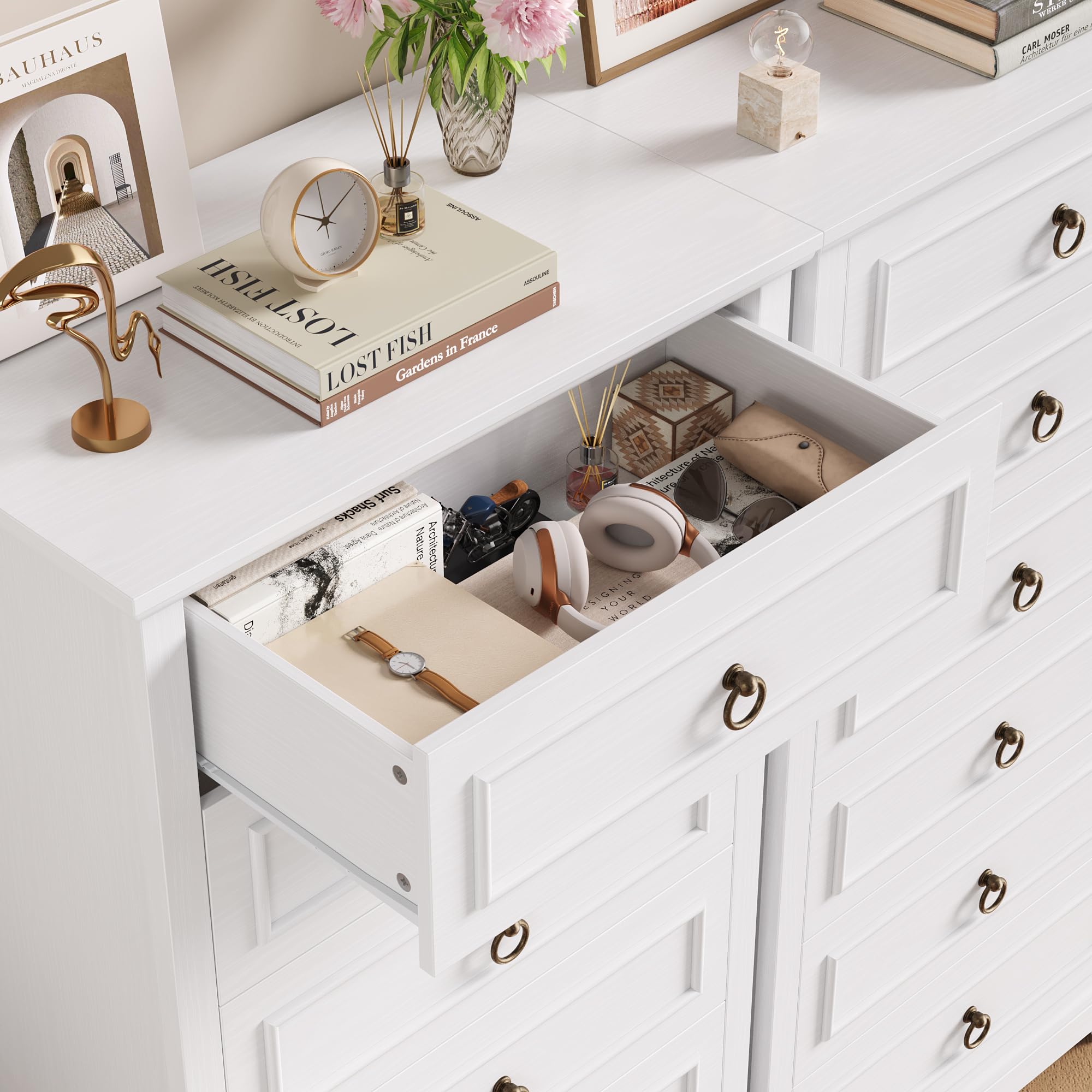Cómoda de 131 cm de alto, color blanco con cajones, vetas de madera
