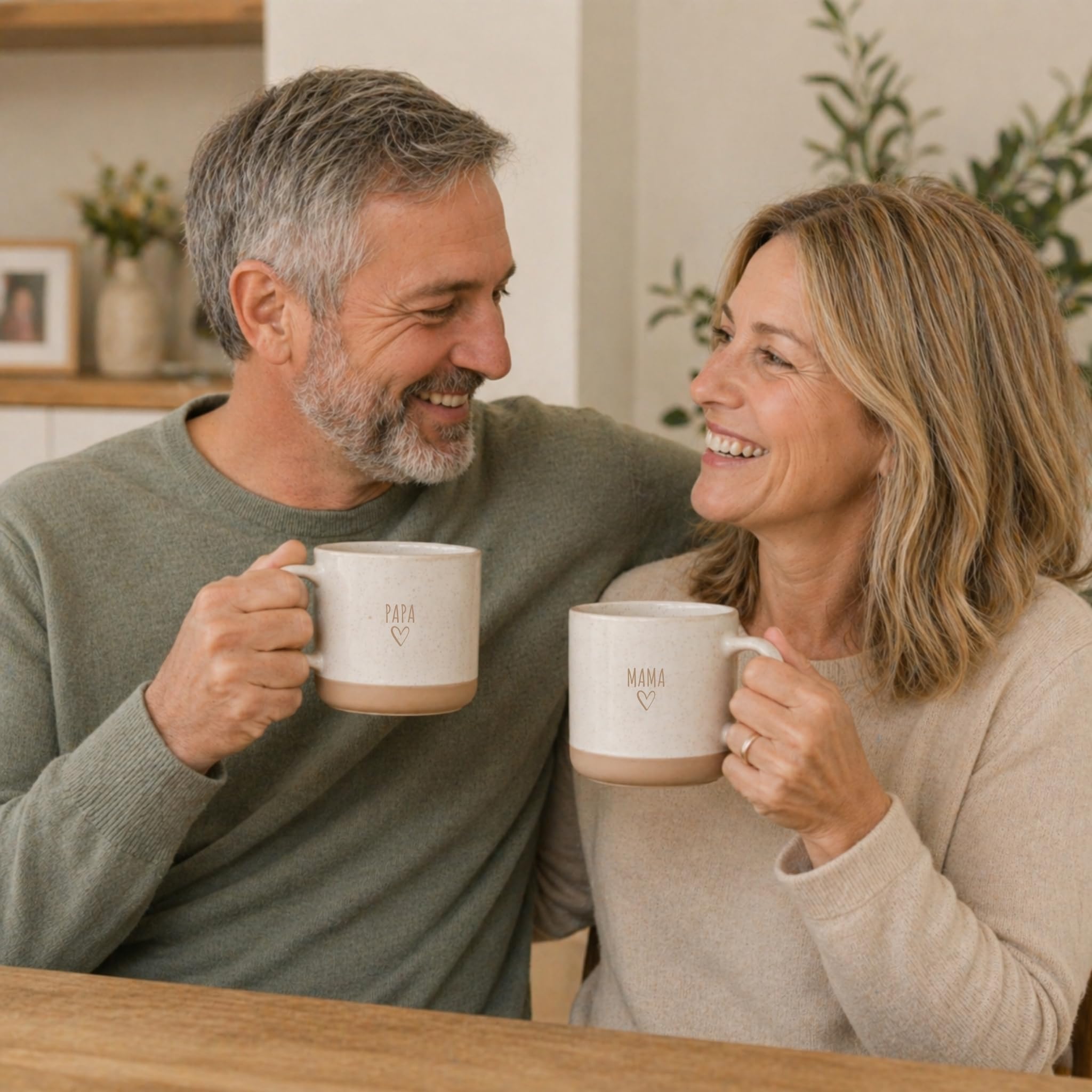 Steingut-Tassen Set MAMA und PAPA – 2x 420 ml – Keramik Kaffeetassen mit Herzmotiv – Beidseitiger Dekor-Druck – Spülmaschinen- & Mikrowellenfest – Geschenk für Mama und Papa