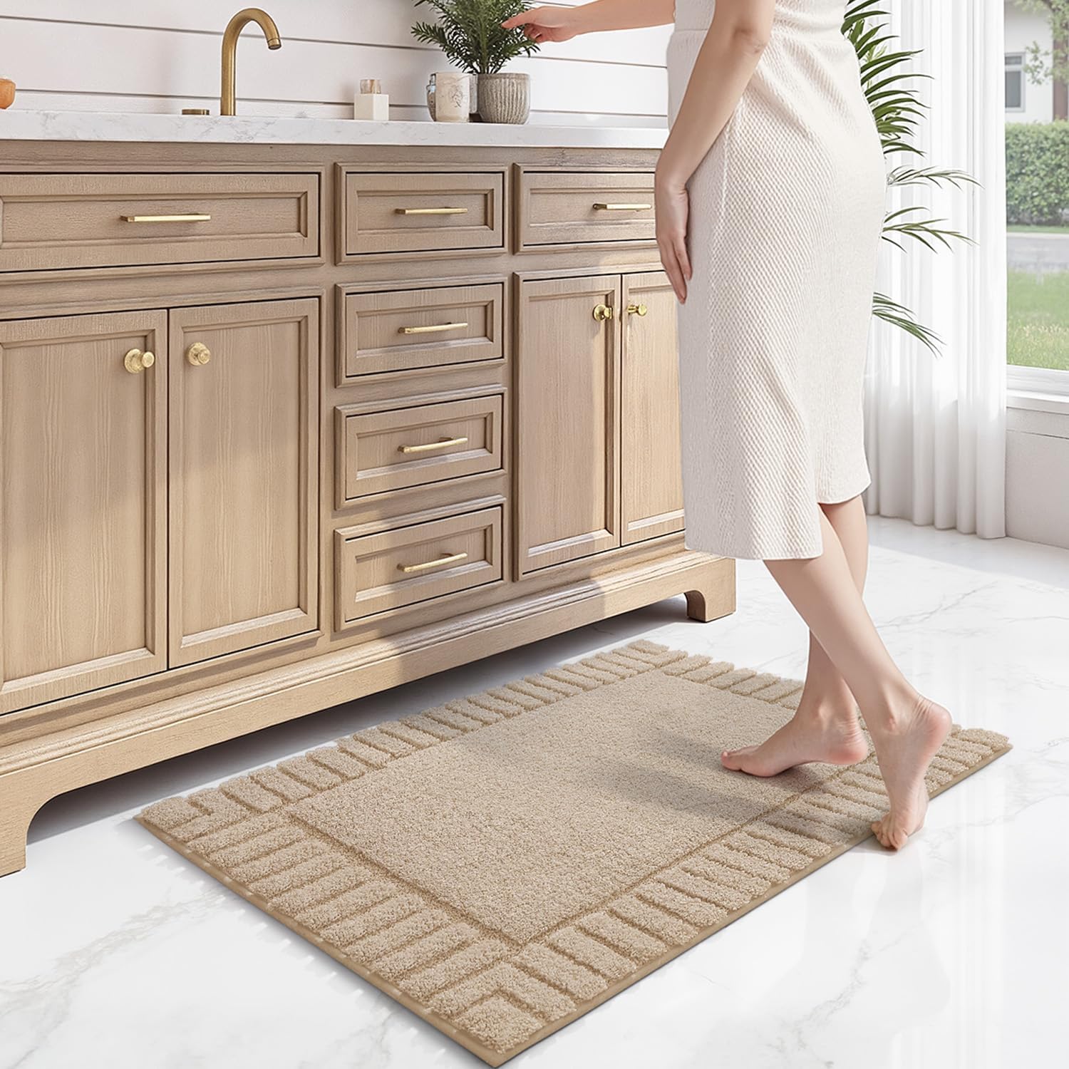LUMI Alfombrilla de Baño Antideslizante con Base de Goma, Felpa Microfibra Extra Suave y Absorbente, Lavable a Máquina y Secado Rápido para Bañera, Ducha y Hotel, Beige, 60 x 90 cm