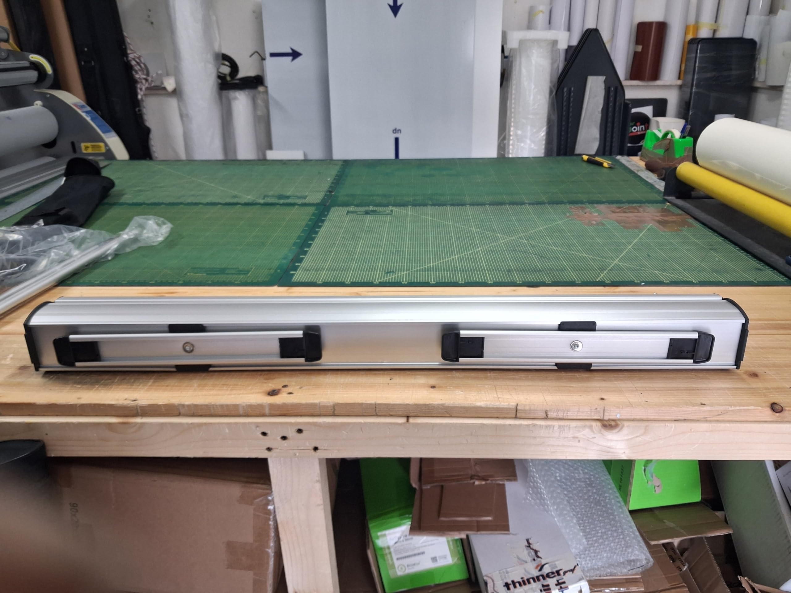 Roll Up Pubblicitario Personalizzato 85x200cm Stampa HD mod. ECONOMIC Espositore Avvolgibile in Alluminio con Tela Premium Anti-Arricciamento Ideale per Fiere, Eventi e Negozi