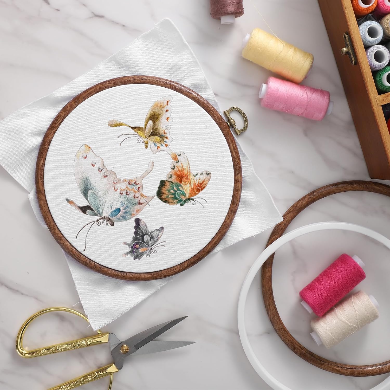 2 PCS Cross Stitch Hoop, 6 Inch Round Embroidery Hoop Frame Imitated Wood Display Frame Embroidery Hoops Circle Cross Stitch Hoops Ring for Art Craft Sewing Hanging Ornaments Decoration