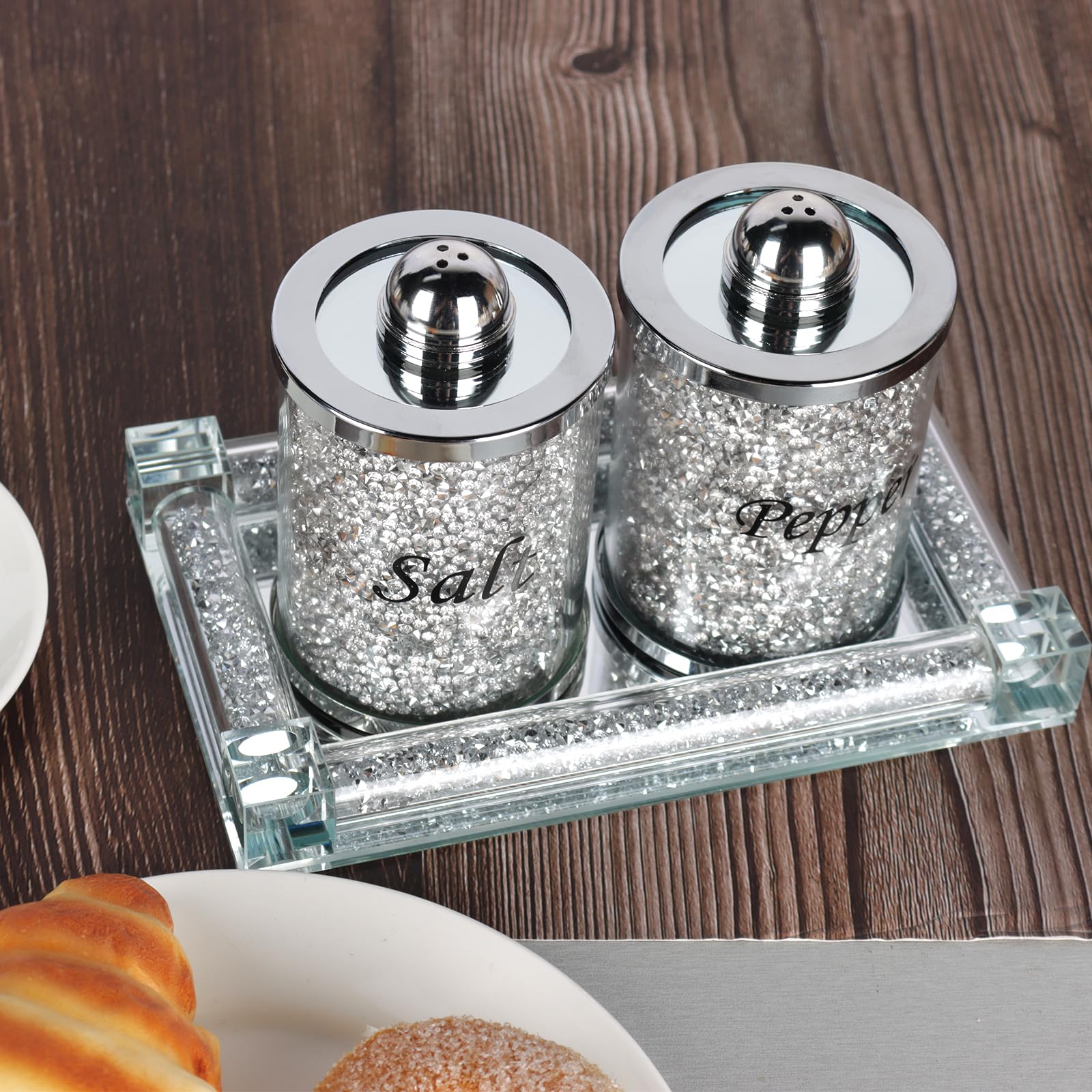 BACCARAT : Salière - poivrière, cristal taillé et monture en métal BACCARAT : Salière - poivrière, cristal taillé et monture en métal