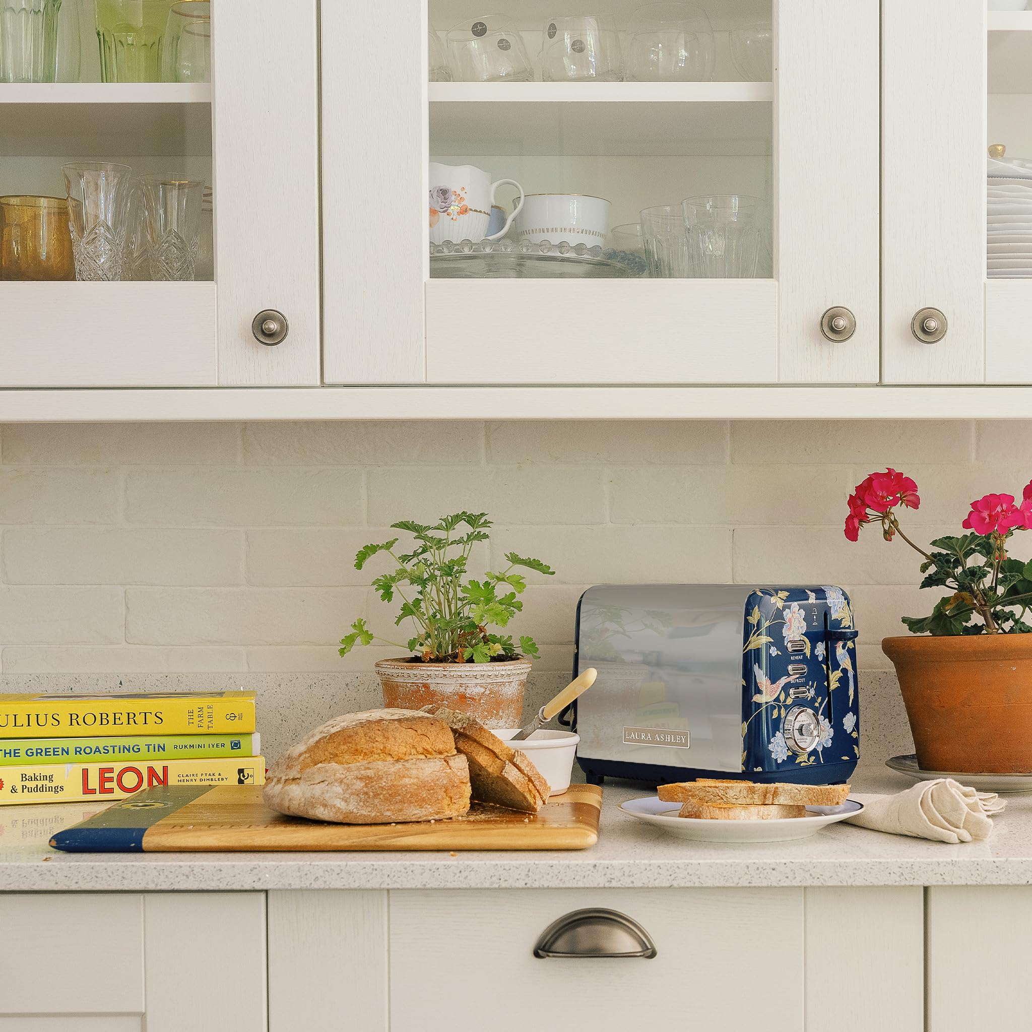 Laura Ashley Ensembles Bouilloire et Grille-Pain par VQ – Bouilloire Electrique 1,7 L à Ébullition Rapide et Grille-Pain 2 Tranches avec Fonctions Décongélation et Réchauffage – Elveden Bleu