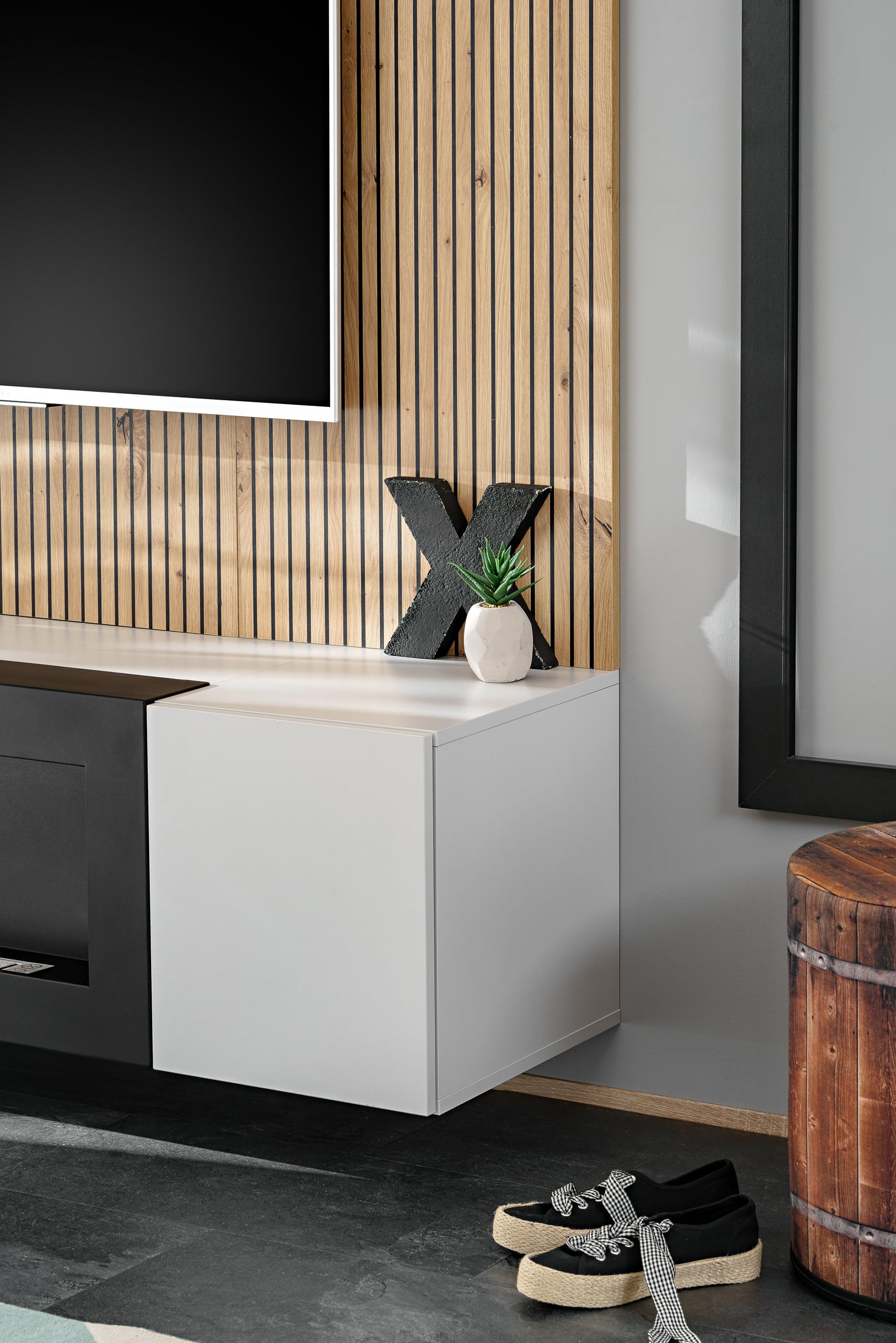 BRICOZONE Parete Attrezzata con Biocamino Mobile TV con Pannello Rovere Listellato e Struttura Grigia Design Moderno 2 Ante a Ribalta Sistema Push Click