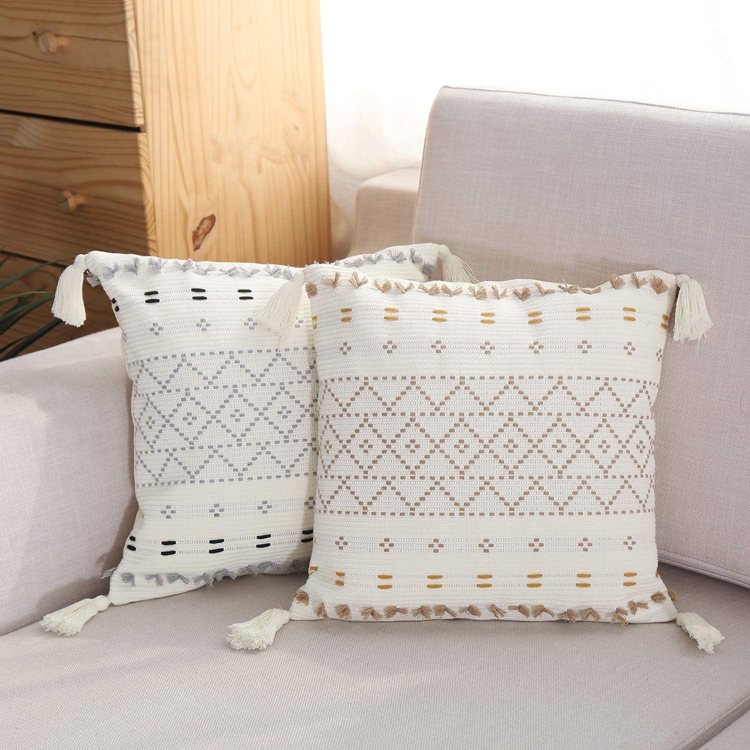 Moroccan Boho Decorative Throw Pillow Cover 18X18 Inch, Super Soft Woven Comfy Tufted Pillowcase with Tassels, Classic Pattern Pillow for Sofa Couch Living Room (Brown, 18"x18")