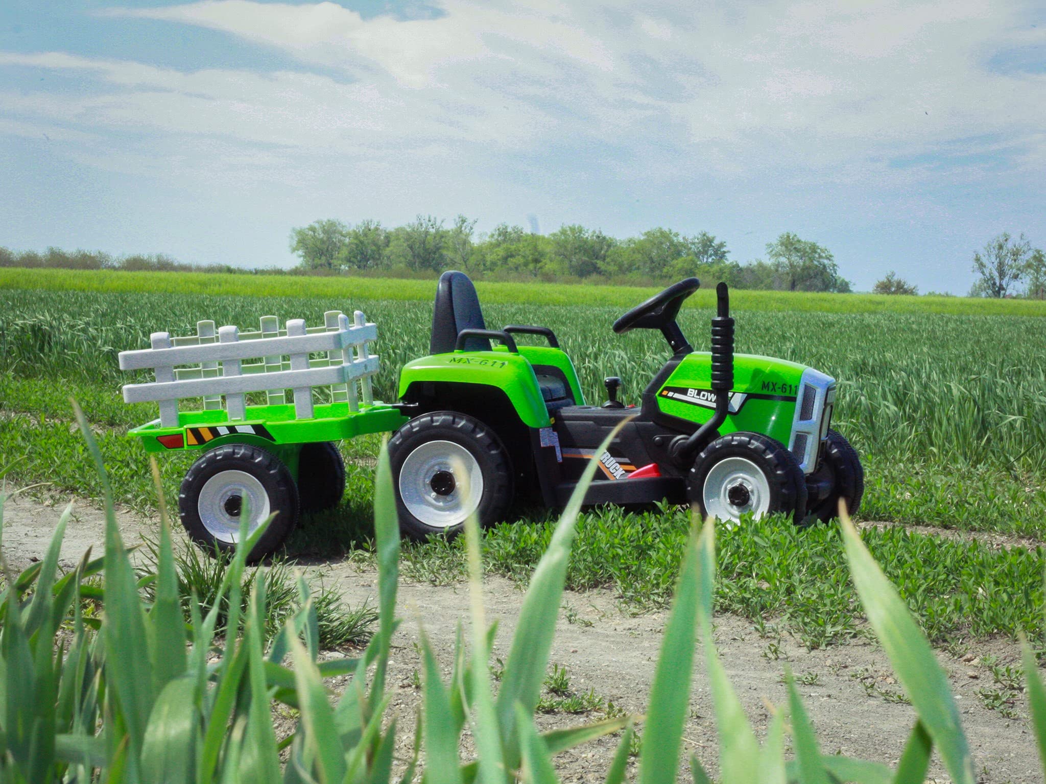 Elektryczny traktor pracownik z przyczepą, zielony napęd na tylne koła, akumulator litowy, koła z tworzywa sztucznego, szerokie plastikowe siedzisko, pilot zdalnego sterowania 2,4 GHz