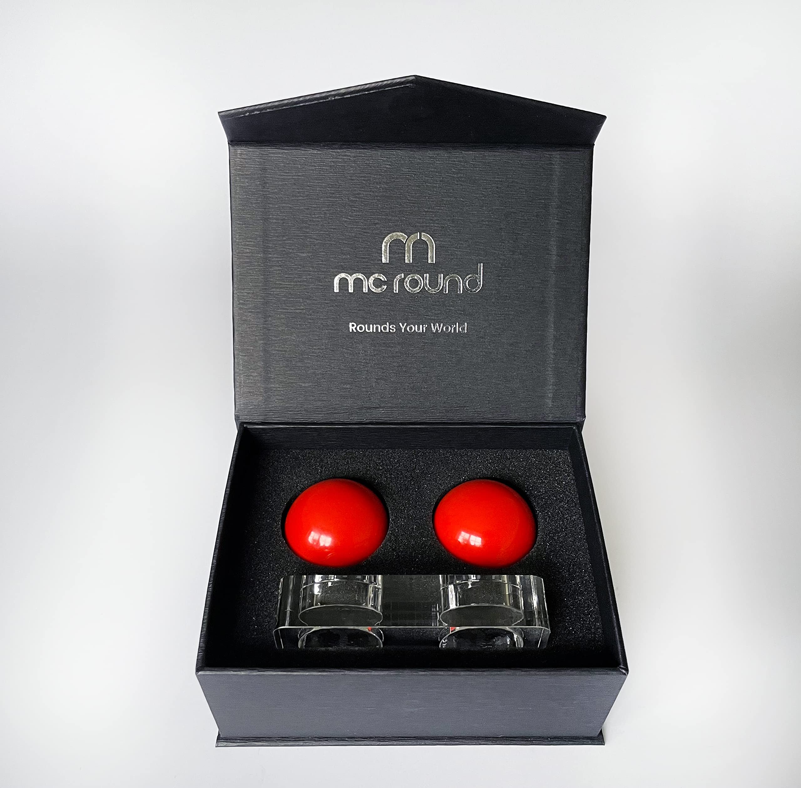 Dwie eleganckie Roundys czerwone 43 mm do relaksu rąk – na akrylowym nośniku – w pudełku na biżuterię / opakowaniu na prezent – Qi Gong – przyjemne w dotyku – kulki do rąk – terapia dłoni