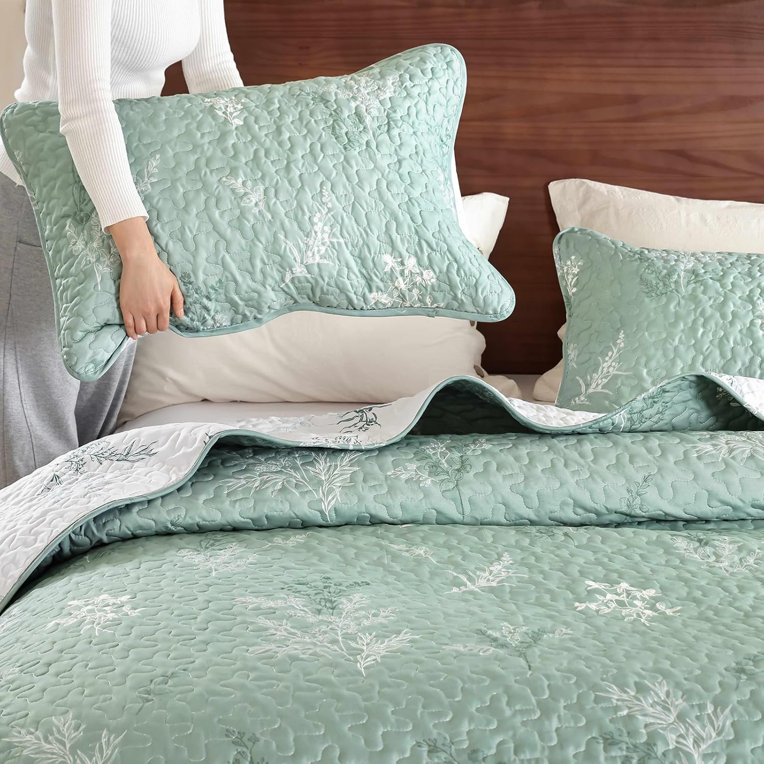 Drucon Sage Green Quilt Set King Size Reversible Botanical Floral Quilt Bedding Set Green White 3 Piece Lightweight Microfiber Bedspread Coverlet with 2 Pillow Cases for All Season - Image 8