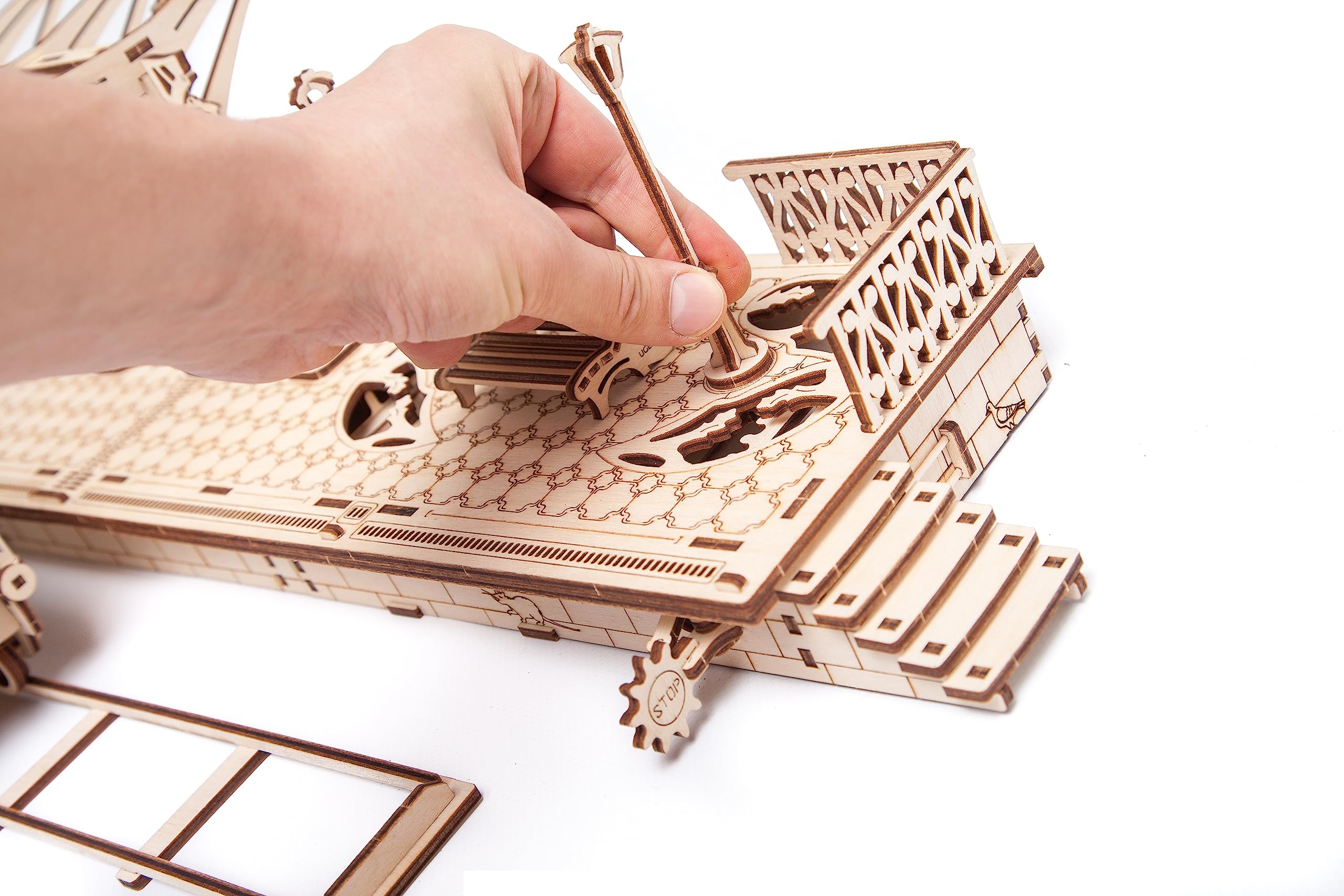 UGEARS Piattaforma di Trenino - Modellini da Costruire Kit 3d - Stazione Trenino Puzzle in Legno 3d - Costruire Modellismo - Rompicapo Adulti - Puzzle Tridimensionale - Costruzioni per Adulti