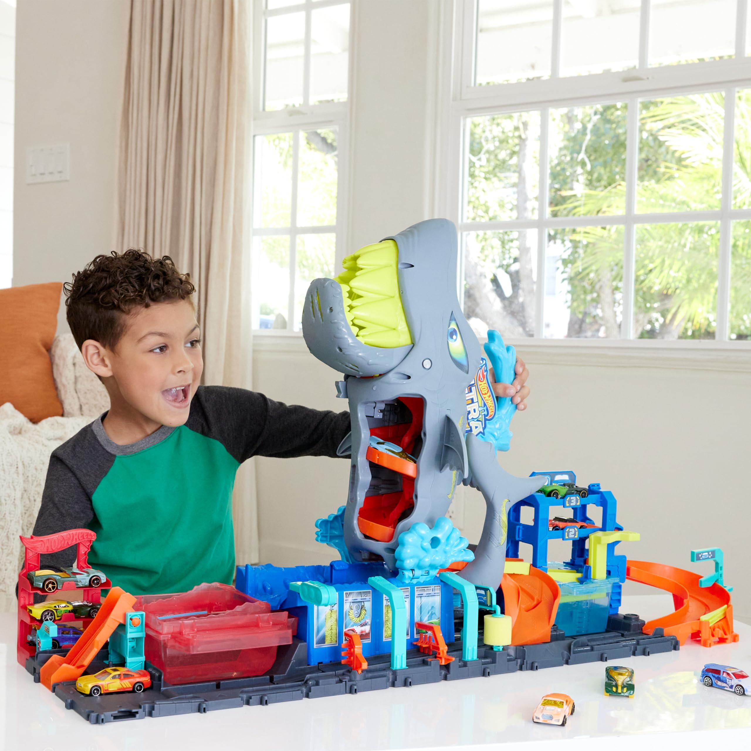 Hot Wheels City Ultra „Let's Race – Na start!” Netflix - Myjnia Rekina Zestaw do zabawy z pojazdem Color Reveal w skali 1:64 i z funkcją zmiany koloru + miejsce do przechowywania, HTN82
