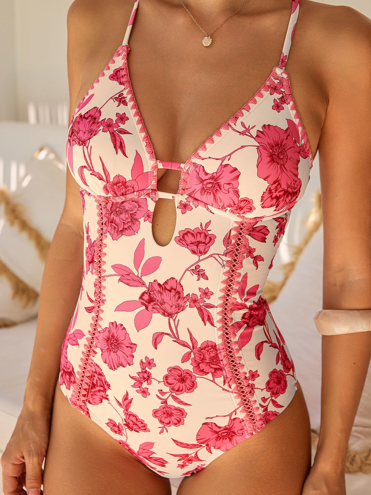 CUPSHE Damen Badeanzug Plunging V Neck Shell Stitch Self Tie Adjustable Cutouts Einteilige Bademode