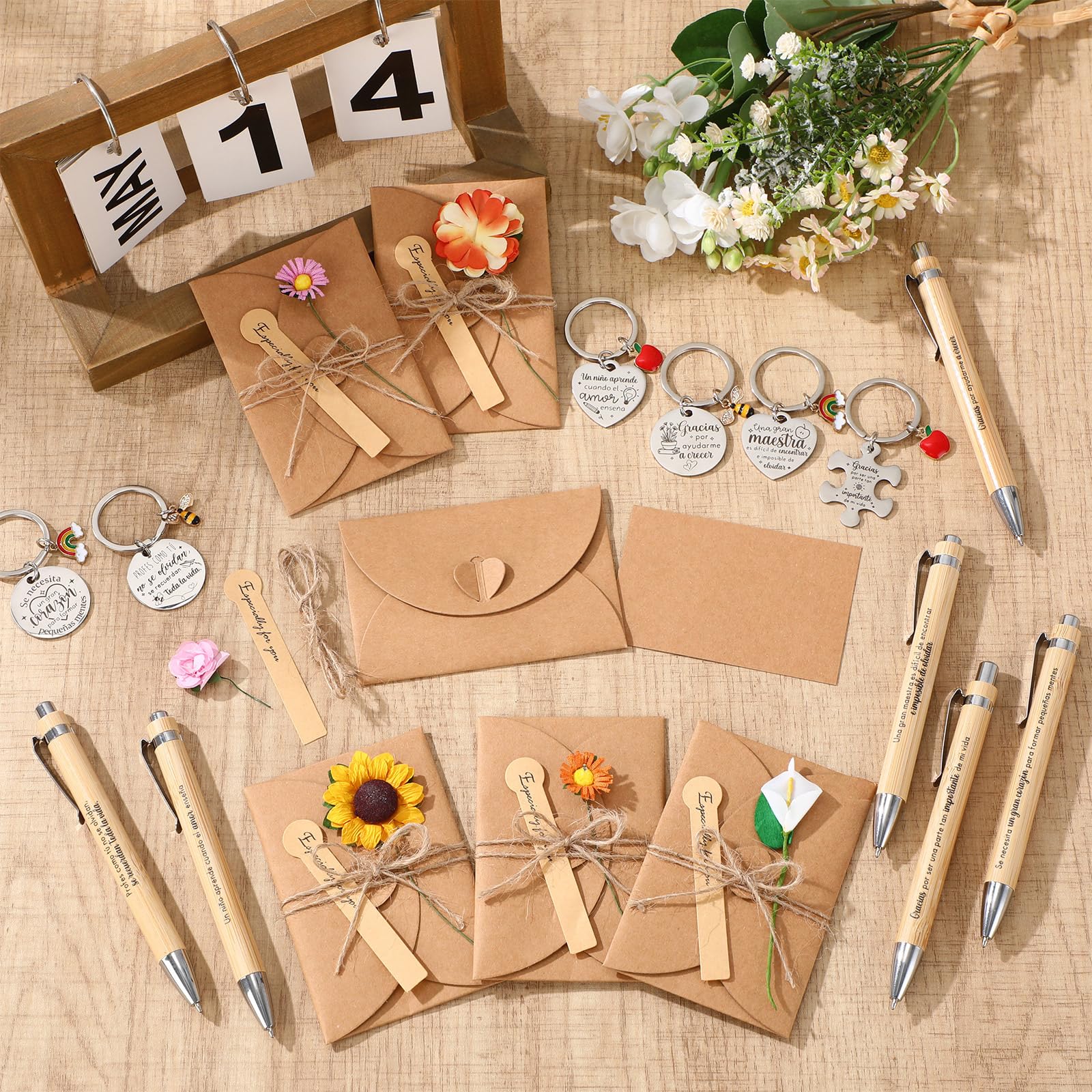 Jetec 6 Sets Regalo Maestro, 6 Llavero de Agradecimiento en Español, 6 Bolígrafos de Madera, 6 Tarjetas con Flores Artificiales, Regalo Agradecimiento Profesora Primaria para Navidad Jubilación
