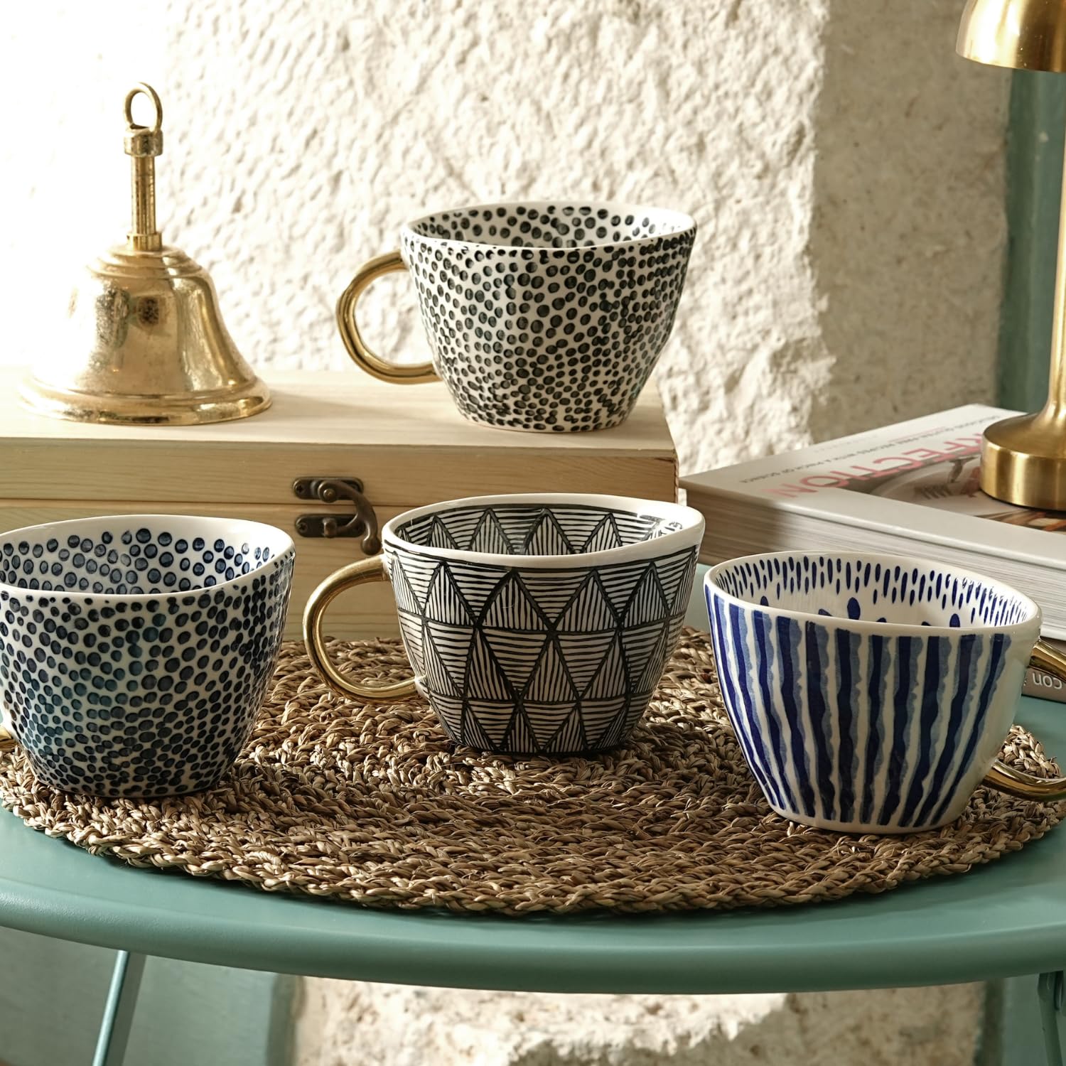 Set 4 Pezzi Tazze Eleganti Idea Regalo da Latte Porcellana 400 ml con Forma Irregolare Dipinte a Mano con Manici Dorati Raffinate Eleganti (Blu e Nero)