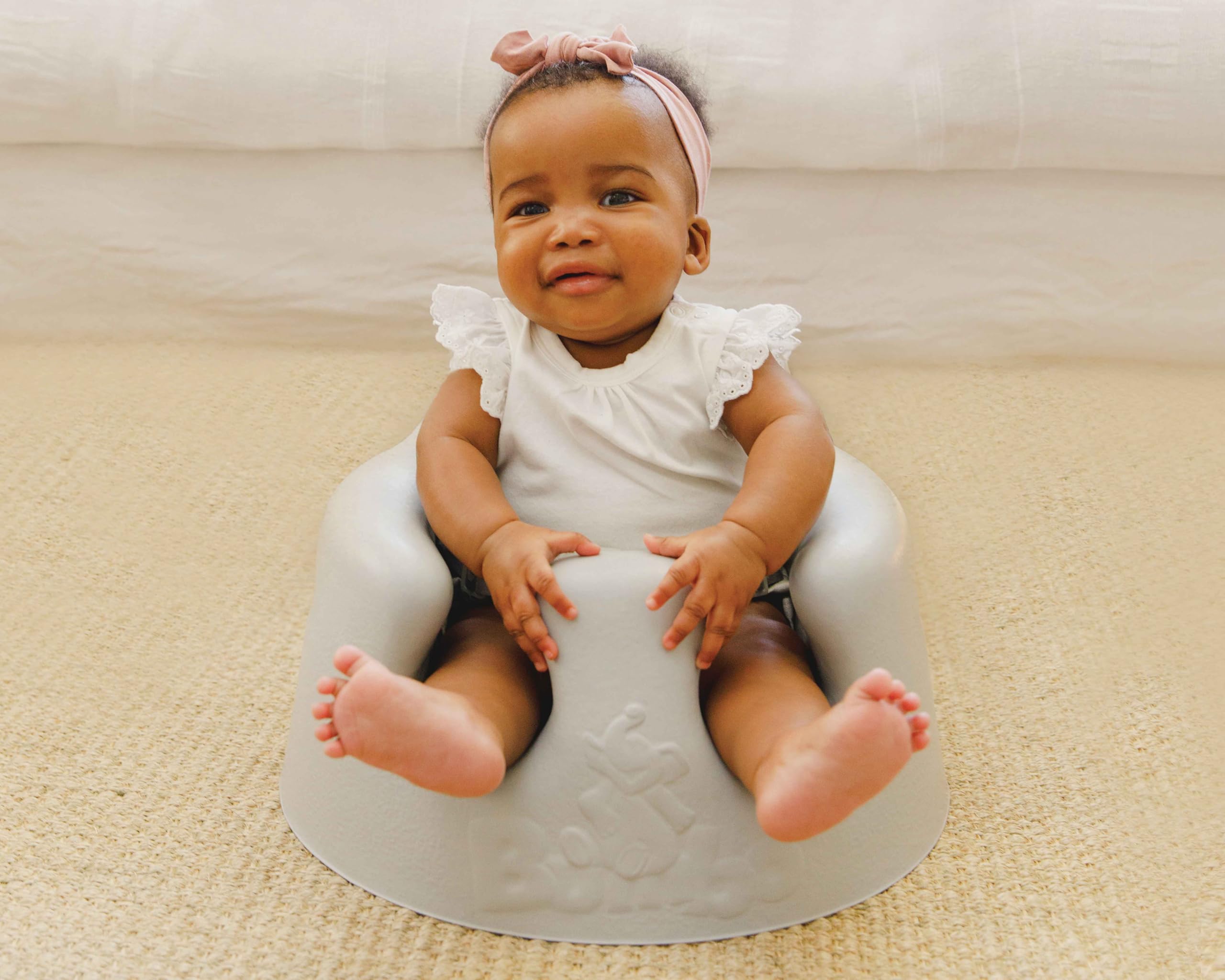 Bumbo Asiento de Suelo para Bebé - Diseño Ergonómico, Fácil de Limpiar, con Arnés de Seguridad - Cómodo y Seguro - Asiento de Apoyo para Bebés de 3 a 12 Meses - Color Gris
