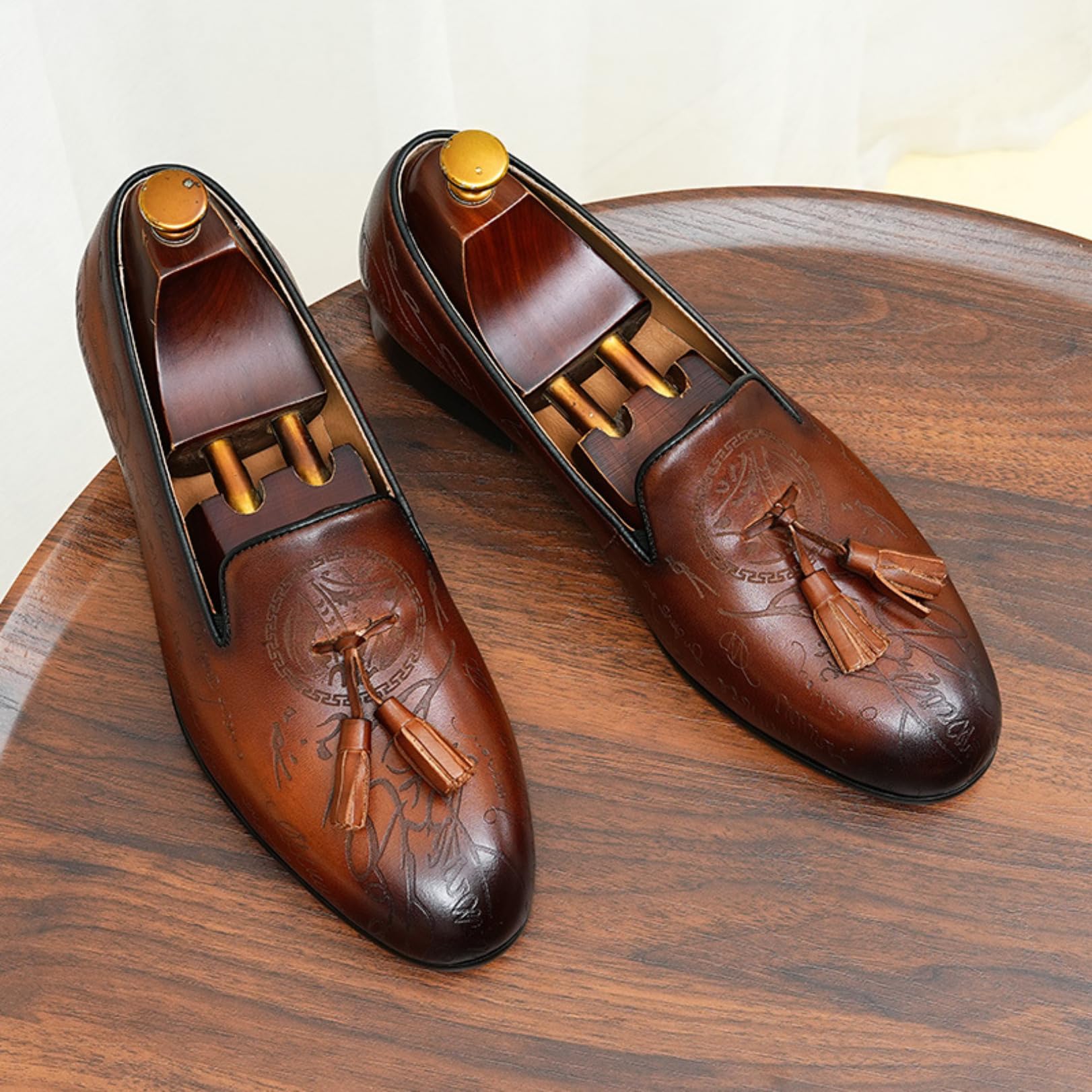 Genérico Mocasines Hombre con Borlas para Traje Boda Ceremonia | Mocasines sin cordones con borlas, diseño grabado y tacón 3 cm para traje, boda, oficina y eventos