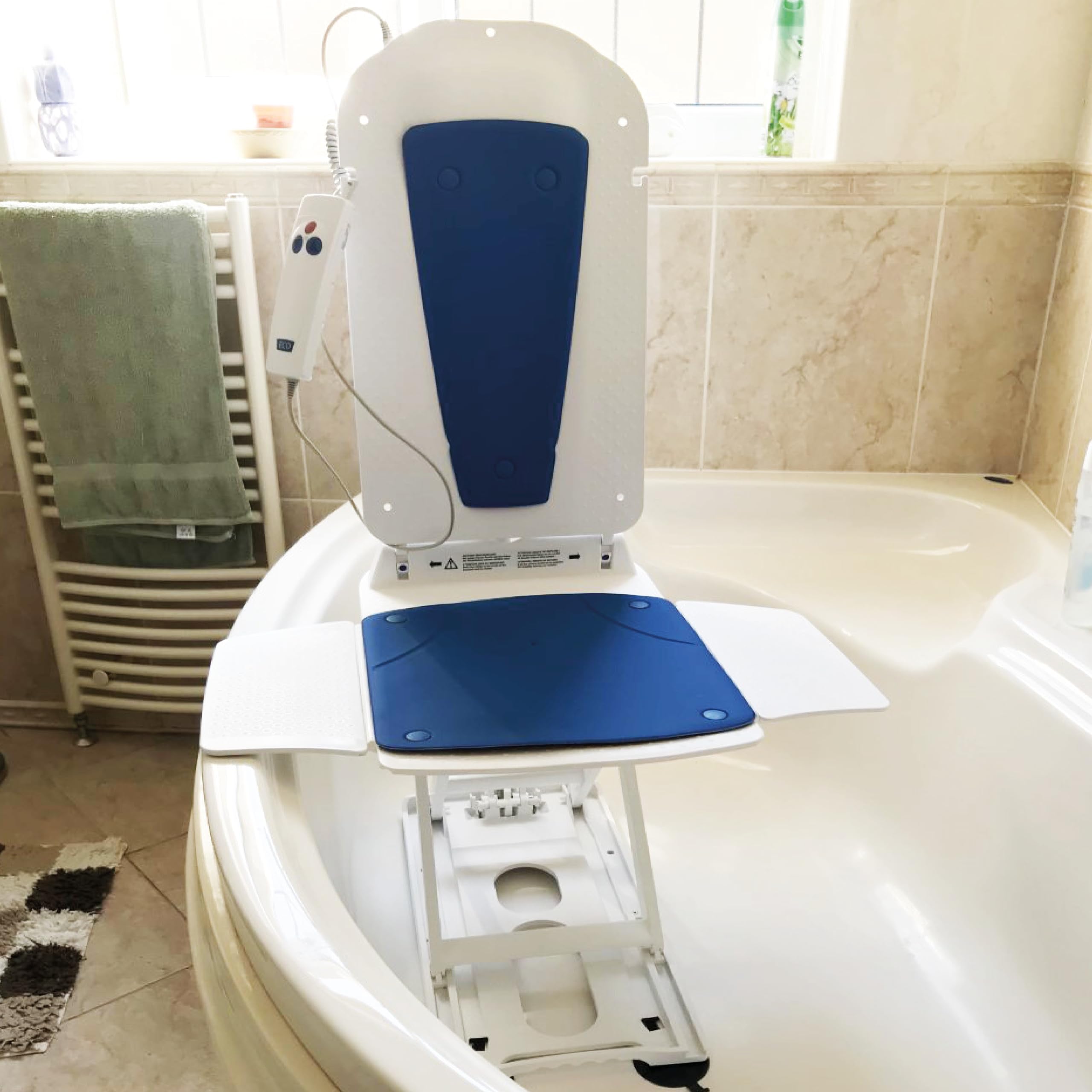 Kanjo Eco Leichter Liegestuhl mit blauen Bezügen, KOSTENLOSE 4 JAHRE GARANTIE, leicht zu reinigen, erleichtert das Baden für ältere und behinderte Menschen