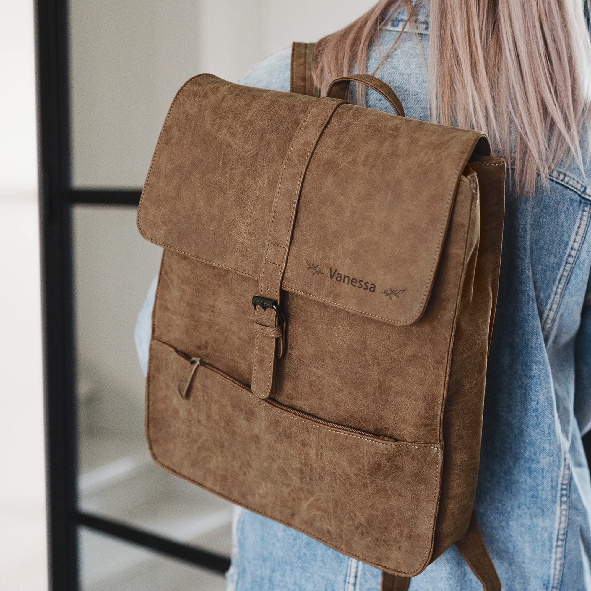 your surprise Lederrucksack für Damen, Herren und Kindern personalisierbar aus Kunstleder in braun, perfekter Tagesrucksack mit Name mit verstellbaren Trägern (L)