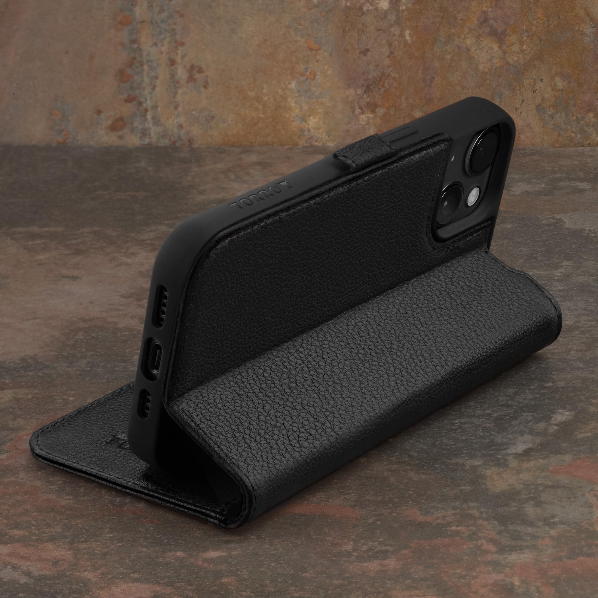 TORRO Skórzane Etui do iPhone 15 – Wysokiej Jakości Skórzane Etui-Portfel z Poziomym Stojakiem i Przegródkami na Karty (Czarny)