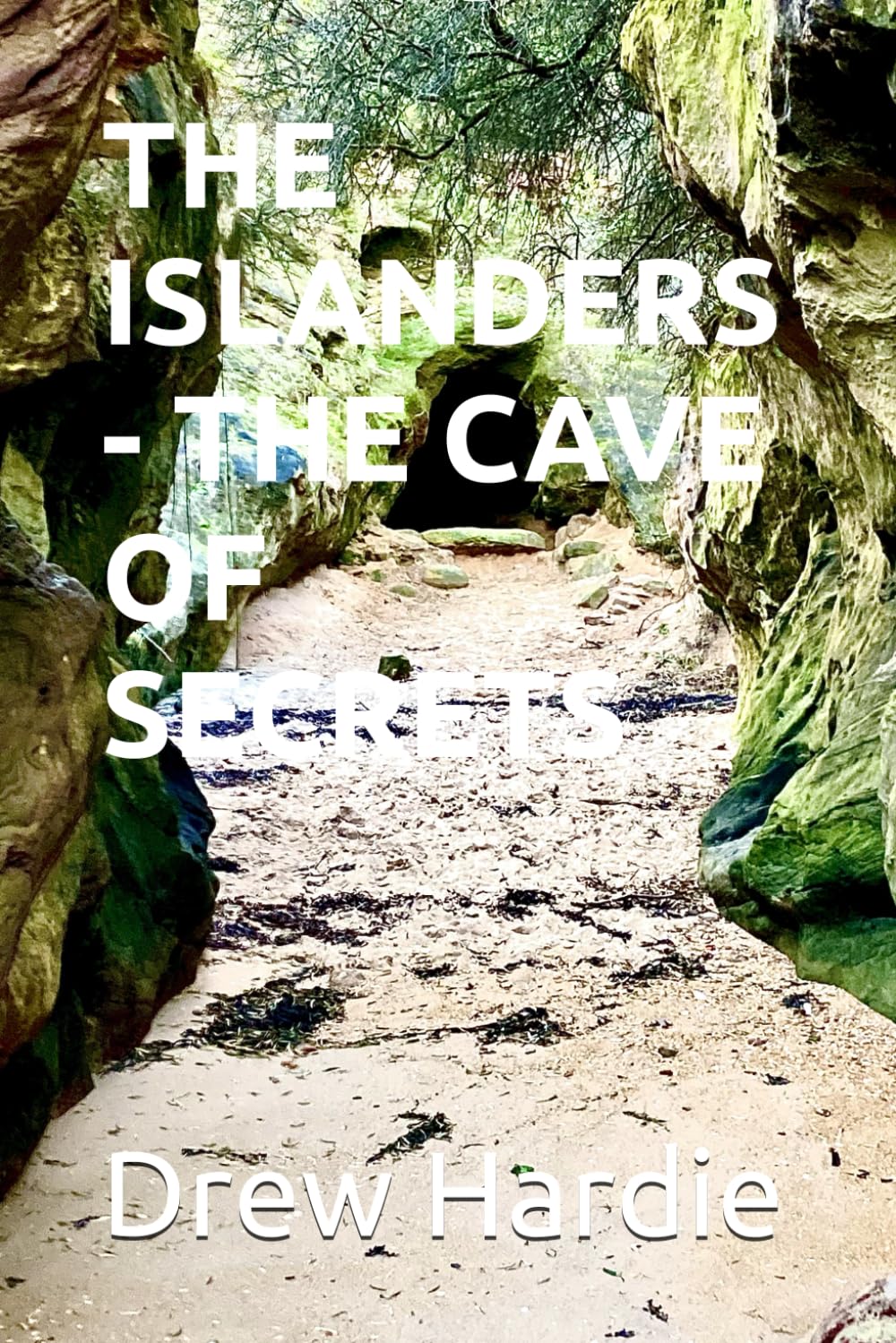 THE ISLANDERS - THE CAVE OF SECRETS (The Islanders series)